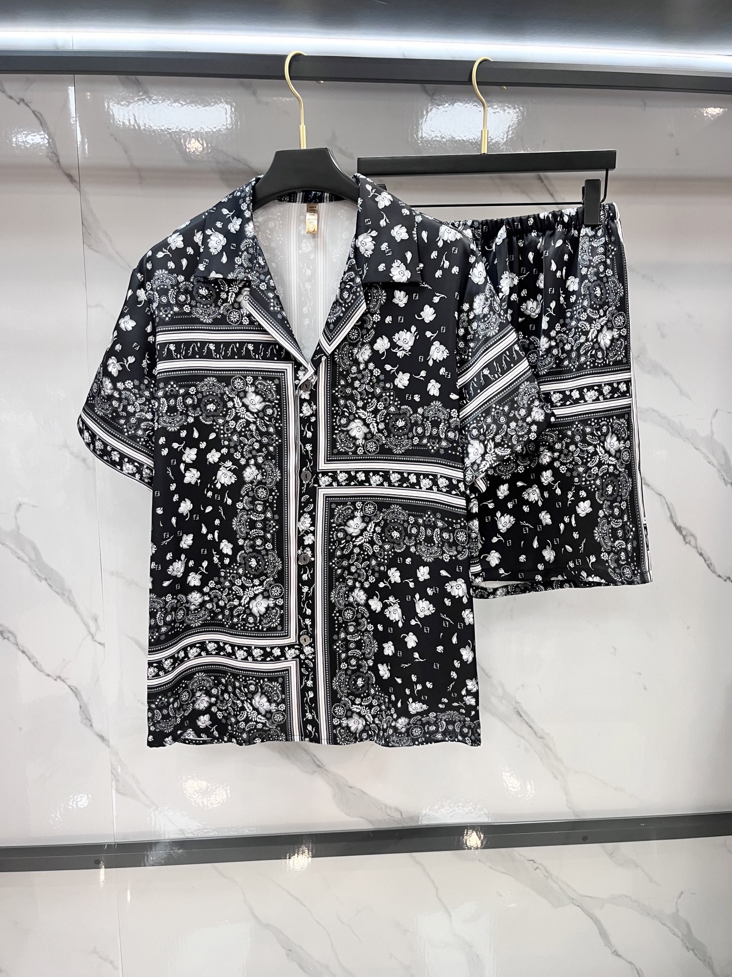 NO:500962,Fendi High-end new couples' home clothes, pajamas and casual suits Imported silk satin fabric Inner edging, soft and cool, super cool and super comfortable, elegant and gorgeous, with a tone, can also be made into fashionable casual suits. It is extremely fashionable to run in the morning, integrating the exquisiteness of fashion and style …………………………………………………………………………………………………………………………………………………………………………………………………………………………………………………………………………………………………………………………………………………………………………………………………………………………………………………………………………………………………………………………………………………………………………………………………………………………………………………………………………………………………………………………………………………………………………………………………………………………………………………………………………………………………………………………………………………………………………………………………………………………………………………………………………………………………………………………………………………………………………………………19860909芬迪 高端新品情侣款家居服,睡衣休闲套装 进口丝缎面料 内里包边 手感柔软超爽超靓超舒服 高雅华丽 有腔调 也可做时尚休闲套装 早上跑步极其时尚 融合了时尚属于风的精致 …………………………………………………… SizeM-XXXL,,fendi,alexander wang,Men's clothing