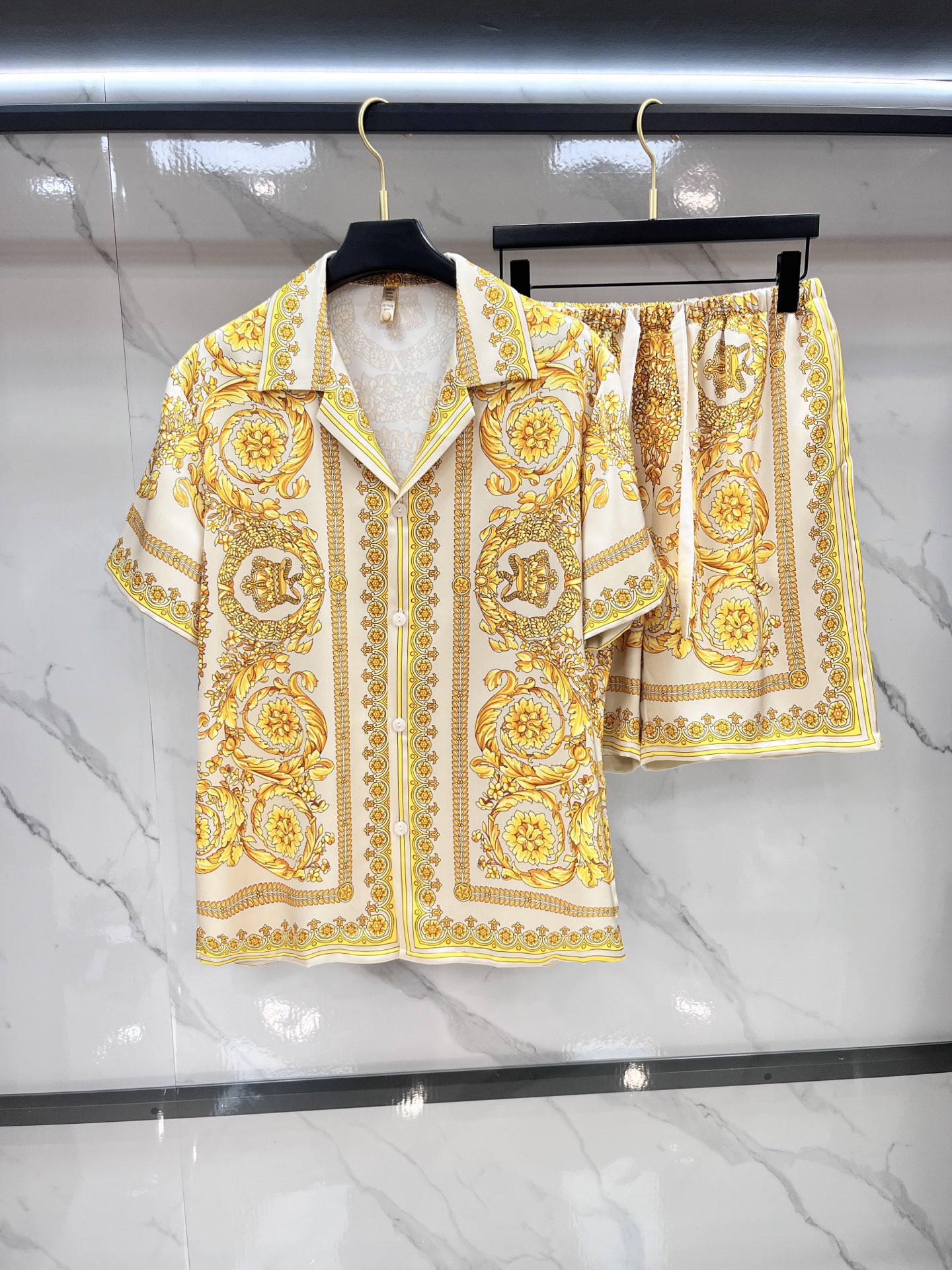 NO:500849,Fan Dezhe High-end new couples' home clothes, pajamas and casual suits Imported silk satin fabric Inner edging, soft and cool, super cool and comfortable, elegant and gorgeous, with a tone, can also be made into fashionable casual suits. It is extremely fashionable to run in the morning, integrating the exquisite style of fashion ………………………………………………………………………………………………………………………………………………………………………………………………………………………………………………………………………………………………………………………………………………………………………………………………………………………………………………………………………………………………………………………………………………………………………………………………………………………………………………………………………………………………………………………………………………………………………………………………………………………………………………………………………………………………………………………………………………………………………………………………………………………………………………………………………………………………………………………………………………………………………………………………19860909范的哲 高端新品情侣款家居服,睡衣休闲套装 进口丝缎面料 内里包边 手感柔软超爽超靓超舒服 高雅华丽 有腔调 也可做时尚休闲套装 早上跑步极其时尚 融合了时尚属于风的精致 …………………………………………………… SizeM-XXXL,,alexander wang,Men's clothing