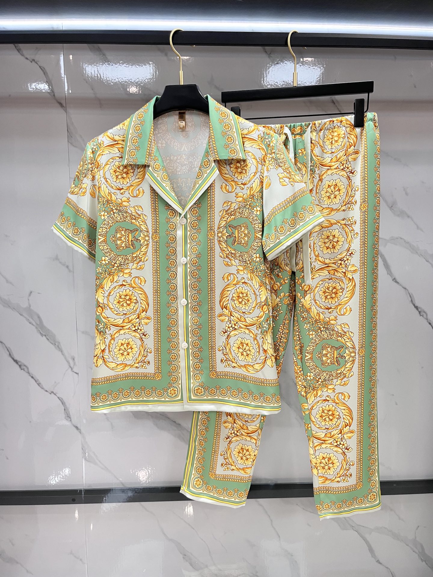 NO:500841,Versace High-end new couples' home clothes, pajamas and casual suits Imported silk satin fabric Inner edging, soft and cool, super cool and comfortable, elegant and gorgeous, with a tone, can also be made into fashionable casual suits. It is extremely fashionable to run in the morning, integrating the exquisite style of fashion …………………………………………………………………………………………………………………………………………………………………………………………………………………………………………………………………………………………………………………………………………………………………………………………………………………………………………………………………………………………………………………………………………………………………………………………………………………………………………………………………………………………………………………………………………………………………………………………………………………………………………………………………………………………………………………………………………………………………………………………………………………………………………………………………………………………………………………………………………………………………………………………………19860909范思哲 高端新品情侣款家居服,睡衣休闲套装 进口丝缎面料 内里包边 手感柔软超爽超靓超舒服 高雅华丽 有腔调 也可做时尚休闲套装 早上跑步极其时尚 融合了时尚属于风的精致 …………………………………………………… SizeM-XXXL,,versace,alexander wang,Men's clothing