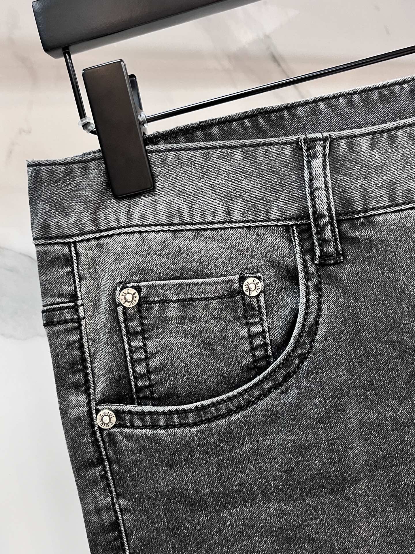 High-Quality Water-Washed Jeans with Top Comfort and Air Absorption Power - 图片 6