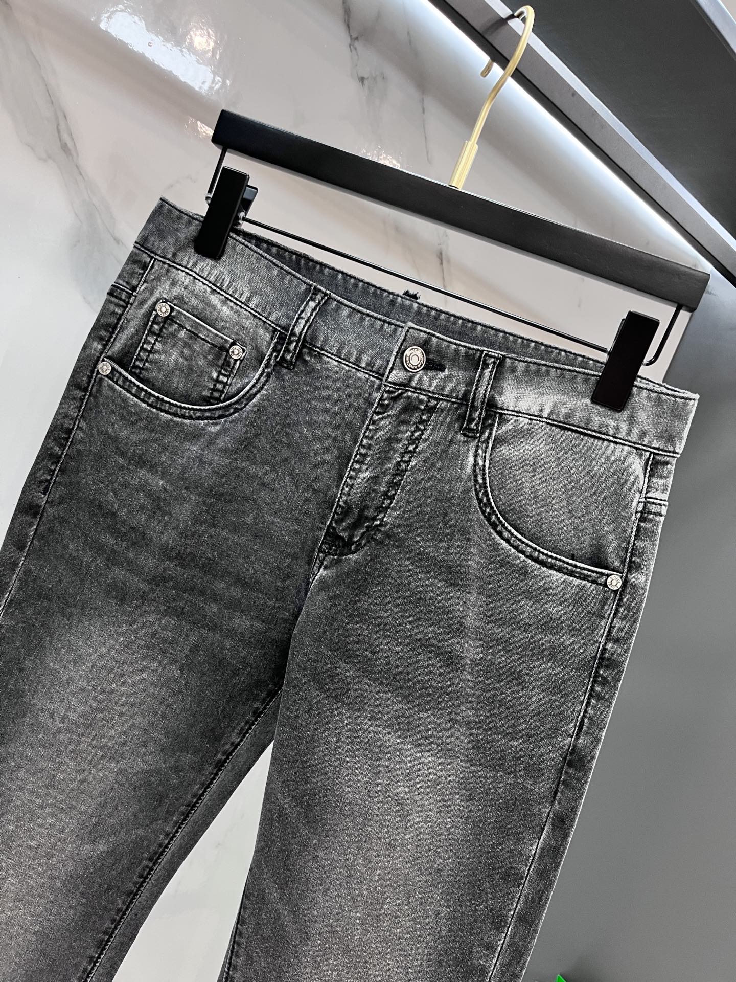 High-Quality Water-Washed Jeans with Top Comfort and Air Absorption Power - 图片 4