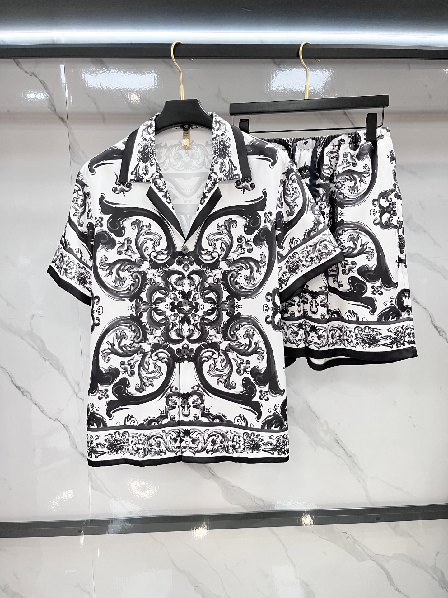 NO:486209,Versace High-end new couples' home clothes, pajamas and casual suits Imported silk satin fabric Inner edging, soft and cool, super cool and super comfortable, elegant and gorgeous, with a tone, can also be made into fashionable casual suits. It is extremely fashionable to run in the morning, integrating the exquisiteness of fashion and style …………………………………………………………………………………………………………………………………………………………………………………………………………………………………………………………………………………………………………………………………………………………………………………………………………………………………………………………………………………………………………………………………………………………………………………………………………………………………………………………………………………………………………………………………………………………………………………………………………………………………………………………………………………………………………………………………………………………………………………………………………………………………………………………………………………………………………………………………………………………………………………………19860909. 范思哲 高端新品情侣款家居服,睡衣休闲套装 进口丝缎面料 内里包边 手感柔软超爽超靓超舒服 高雅华丽 有腔调 也可做时尚休闲套装 早上跑步极其时尚 融合了时尚属于风的精致 …………………………………………………… SizeM-XXXL,,versace,alexander wang,Men's clothing