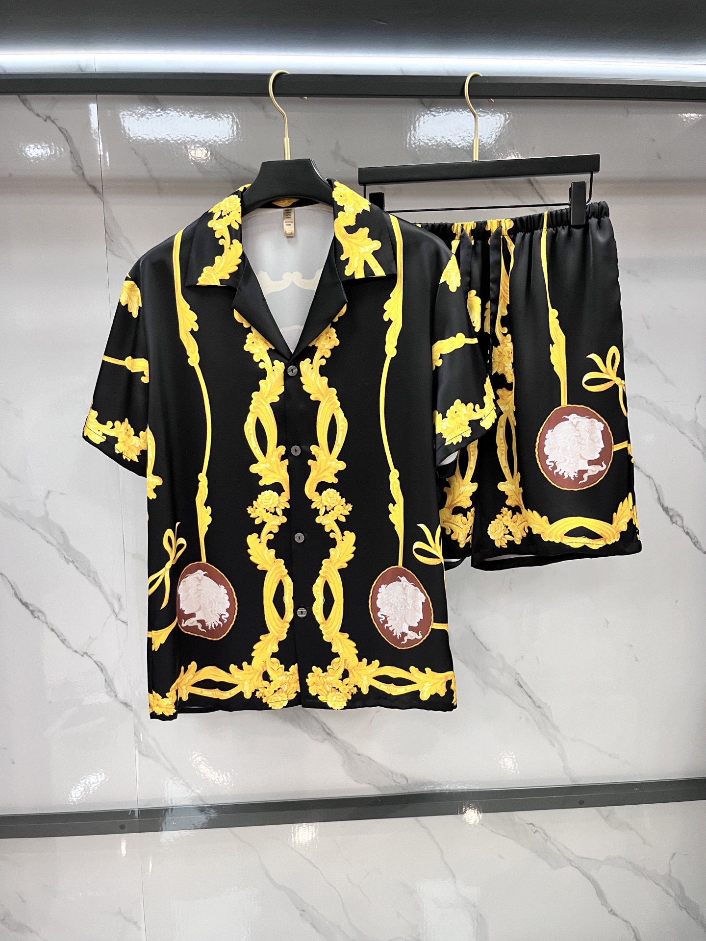 NO:517818,Versace High-end new couples' home clothes, pajamas and casual suits Imported silk satin fabric Inner edging, soft and cool, super cool and super comfortable, elegant and gorgeous, with a tone, can also be made into fashionable casual suits. It is extremely fashionable to run in the morning, integrating the exquisiteness of fashion and style …………………………………………………………………………………………………………………………………………………………………………………………………………………………………………………………………………………………………………………………………………………………………………………………………………………………………………………………………………………………………………………………………………………………………………………………………………………………………………………………………………………………………………………………………………………………………………………………………………………………………………………………………………………………………………………………………………………………………………………………………………………………………………………………………………………………………………………………………………………………………………………………19860909范思哲 高端新品情侣款家居服,睡衣休闲套装 进口丝缎面料 内里包边 手感柔软超爽超靓超舒服 高雅华丽 有腔调 也可做时尚休闲套装 早上跑步极其时尚 融合了时尚属于风的精致 …………………………………………………… SizeM-XXXL….,,versace,alexander wang,Men's clothing