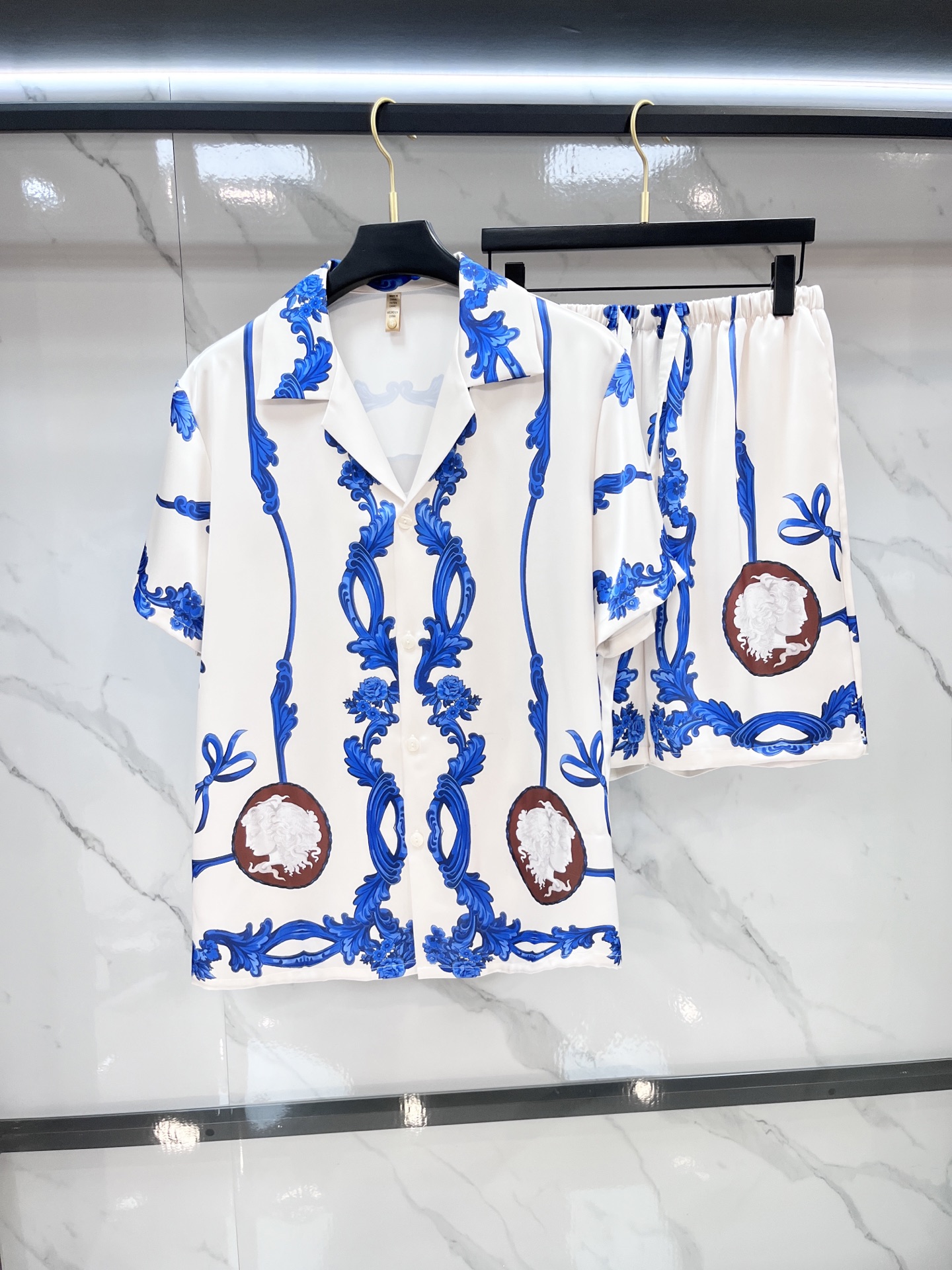 NO:517824,Versace High-end new couples' home clothes, pajamas and casual suits Imported silk satin fabric Inner edging, soft and cool, super cool and comfortable, elegant and gorgeous, with a tone, can also be made into fashionable casual suits. It is extremely fashionable to run in the morning, integrating the exquisiteness of fashion and style …………………………………………………………………………………………………………………………………………………………………………………………………………………………………………………………………………………………………………………………………………………………………………………………………………………………………………………………………………………19860909范思哲 高端新品情侣款家居服,睡衣休闲套装 进口丝缎面料 内里包边 手感柔软超爽超靓超舒服 高雅华丽 有腔调 也可做时尚休闲套装 早上跑步极其时尚 融合了时尚属于风的精致 …………………………………………………… SizeM-XXXL….,,versace,alexander wang,Men's clothing