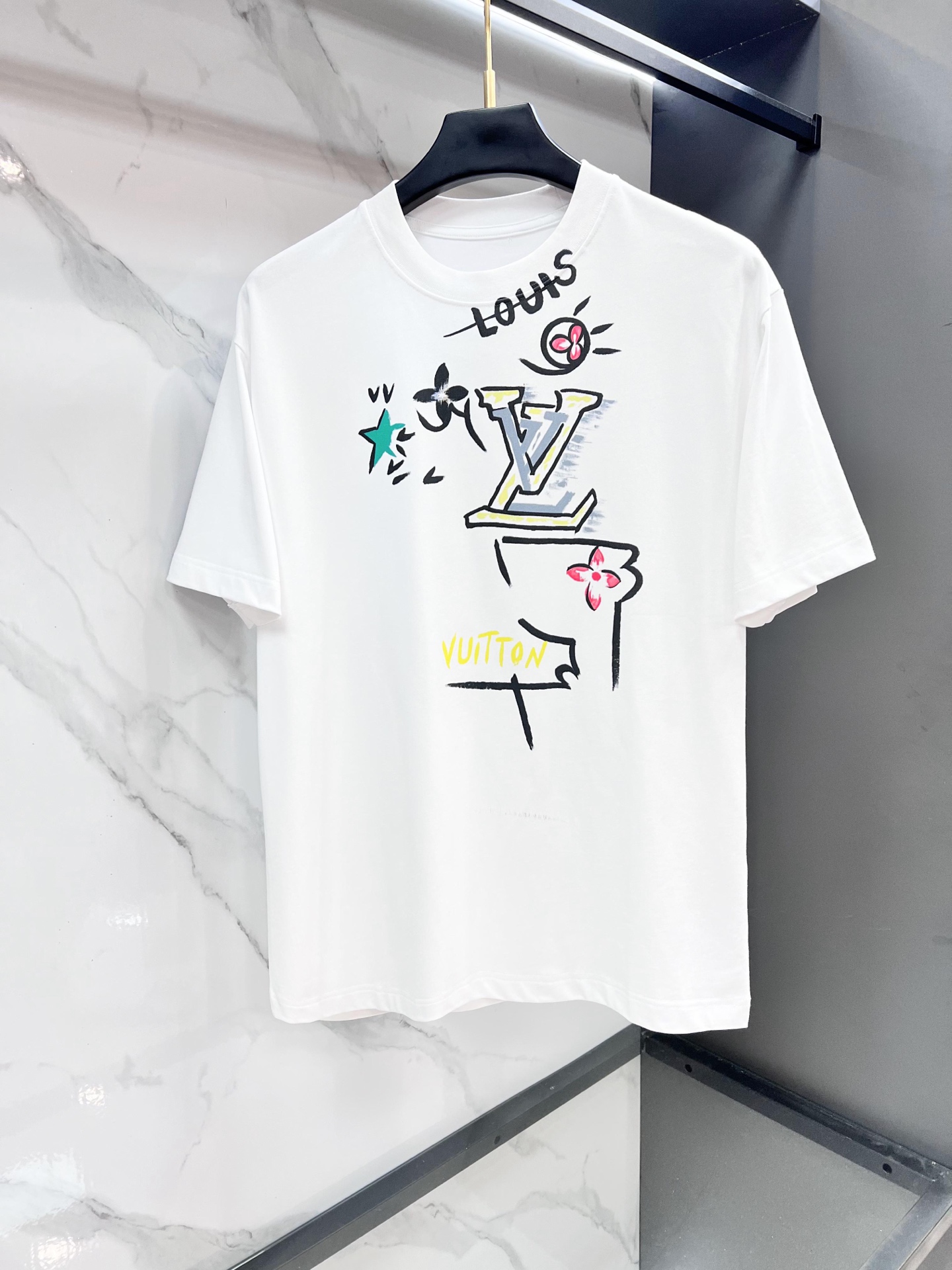 NO:512912,Lv SS spring and summer new painting logo round neck short-sleeved T-shirt, with eye-catching logo pattern modification!  Different from the past, it declares the design concept that has been passed down for many years in the brand!  Its eye-catchingness is no less than any style, and it perfectly presents the fashionable, high-end and luxurious feeling in front of the world!  Made of imported cotton, selected high-quality cotton fabrics, soft and soft to the touch, skin-friendly and delicate.………………………………………………………………………………………………………………………………………………………………………………………………………………………………………………………………………………………………………………………………………………………………………………………………………………………………………………………………………………………………………………………………………………………………………………………………………………………………………………………………………………………………………………………………………………………………………………………………………………………………………………………………………………………………………………………………………………………………………………………………………………………………………………………………………………………………………………………………………………………………………………………………………………………………………………………………………………………………………………………………………19860909Lv SS春夏新款绘画标识圆领短袖T恤,醒目的logo图案修饰！区别于以往的不同,宣示品牌传承多年的设计理念！其吸睛度完全不亚于任何式,将时髦高级感与奢华感完美呈现在世人眼前！客供进口全棉材质制成,精选优质棉面料,触感软糯亲肤细腻.…………………………………………………… SizeS-2XL,,louis vuitton,T-shirt,tees，t-shirt,alexander wang,Men's clothing