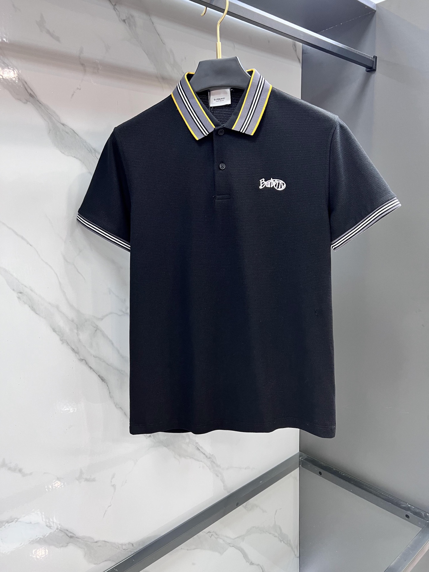 NO:514404,Burberry's new high-end business polo white-collar workers are a must-have item for individuals in the unit!  Casual business lapel short sleeves, technological fabric, great body feel, smooth texture and great texture!  Good elasticity, no sense of restraint, the fabric has its own breathable mesh, moisture absorption and sweating, quick drying and keeping it dry, small lapel placket-breasted design, showing a straight posture, not soft pedal, simple style, can be used for business and leisure, highly recommended!  Simple, generous, clean and neat, elegant and gentlemanly. The key is the fabric, the key is to quality control, the feel is extremely delicate and smooth, the fabric has a good gloss and upper body skeleton feel, so you can greet mature and quality men's clothing!  Sweat in summer and dry in seconds, a brand new experience Business commuting and leisure ………………………………………………………………………………………………………………………………………………………………………………………………………………………………………………………………………………………………………………………………………………………………………………………………………………………………………………………………………………………………………………………………………………………………………………………………………………………………………………19860909巴宝莉 新款高端商务polo 白领 单位人士必入单品！ 休闲商务翻领短袖,科技面料,体感非常棒,手感顺滑质感很棒！弹性好,无任何束缚感,面料自带透气网孔,吸湿排汗,速干保持干爽,小翻领门襟排扣设计,展露挺拔姿态,不软踏,简约款式,商务休闲都可驾驭,强烈推荐！简单大方干净利落,儒雅绅士风度.高级材质,重点就是面料上,品控的必上,手感极其细腻光滑,面料光泽感和上身骨架感好,打招成熟品质男装！夏天出汗秒干,全新体验 商务通勤休闲 …………………………………………………… SizeM-XXXL,,burberry,T-shirt,alexander wang,Men's clothing