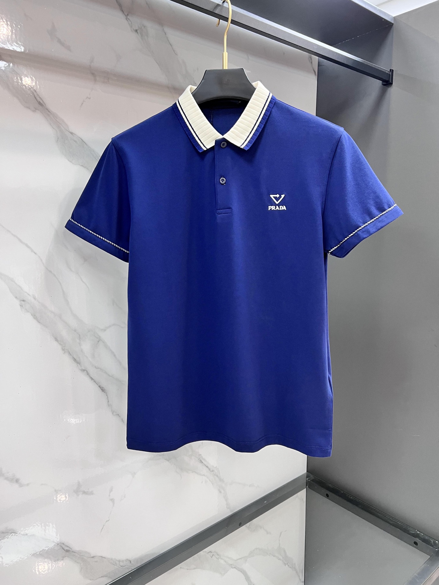 NO:519013,Prada New high-end business polo White-collar workers are a must-have item for individuals in the unit!  Casual business lapel short sleeves, technological fabric, great body feel, smooth texture and great texture!  Good elasticity, no sense of restraint, the fabric has its own breathable mesh, moisture absorption and sweating, quick drying and keeping it dry, small lapel placket-breasted design, showing a straight posture, not soft pedal, simple style, can be used for business and leisure, highly recommended!  Simple, generous, clean and neat, elegant and gentlemanly. The key is the fabric, the key is to quality control, the feel is extremely delicate and smooth, the fabric has a good gloss and upper body skeleton feel, so you can greet mature and quality men's clothing!  Sweat in summer and dry in seconds, a brand new experience Business commuting and leisure ………………………………………………………………………………………………………………………………………………………………………………………………………………………………………………………………………………………………………………………………………………………………………………………………………………………………………………………………………………………………………………………………………………………………………………………………………………………………………………19860909普拉达 新款高端商务polo 白领 单位人士必入单品！ 休闲商务翻领短袖,科技面料,体感非常棒,手感顺滑质感很棒！弹性好,无任何束缚感,面料自带透气网孔,吸湿排汗,速干保持干爽,小翻领门襟排扣设计,展露挺拔姿态,不软踏,简约款式,商务休闲都可驾驭,强烈推荐！简单大方干净利落,儒雅绅士风度.高级材质,重点就是面料上,品控的必上,手感极其细腻光滑,面料光泽感和上身骨架感好,打招成熟品质男装！夏天出汗秒干,全新体验 商务通勤休闲 …………………………………………………… SizeM-XXXL,,prada,T-shirt,alexander wang,Men's clothing