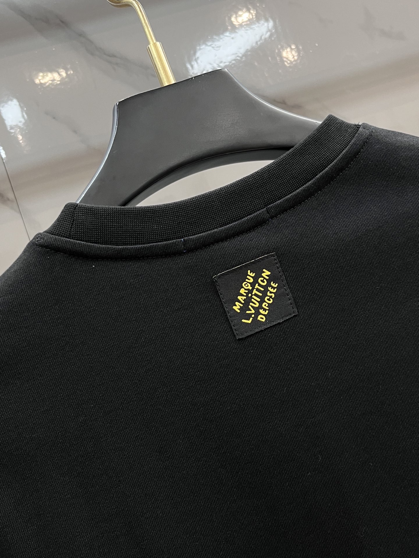 LV 2025最新品时尚休闲套装，顶级原版面料打造，穿着舒适，吸湿性透气性都非常良好，色牢度超高！无论内