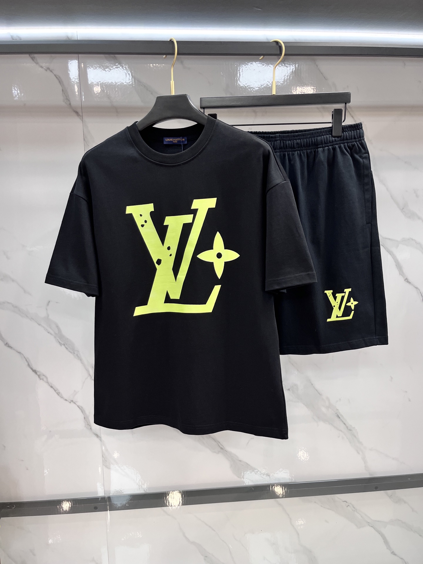 LV 2025最新品时尚休闲套装，顶级原版面料打造，穿着舒适，吸湿性透气性都非常良好，色牢度超高！无论内