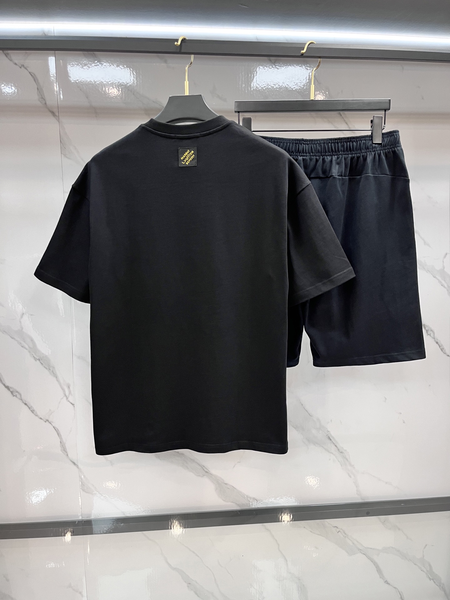 LV 2025最新品时尚休闲套装，顶级原版面料打造，穿着舒适，吸湿性透气性都非常良好，色牢度超高！无论内