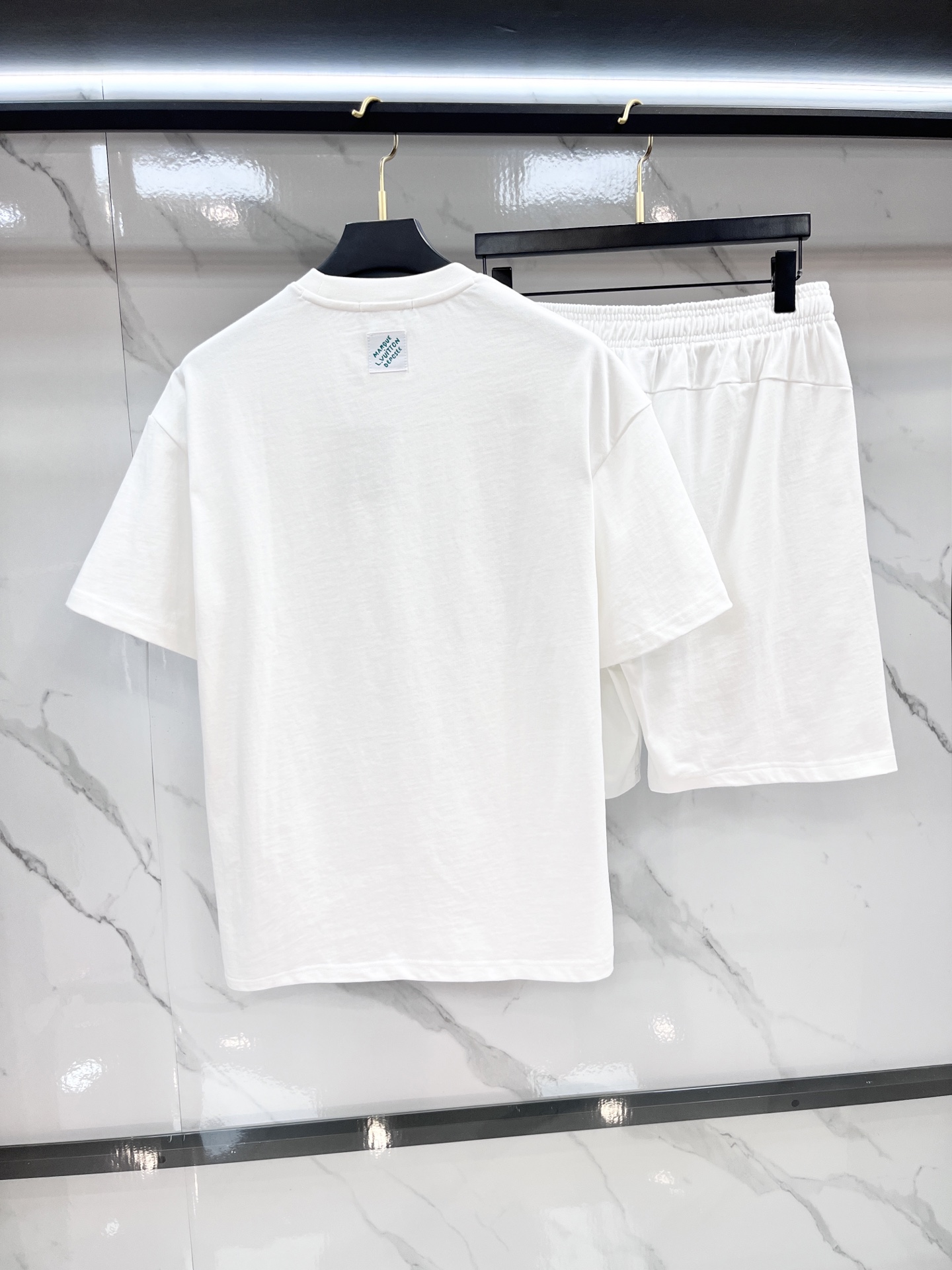 LV 2025最新品时尚休闲套装，顶级原版面料打造，穿着舒适，吸湿性透气性都非常良好，色牢度超高！无论内