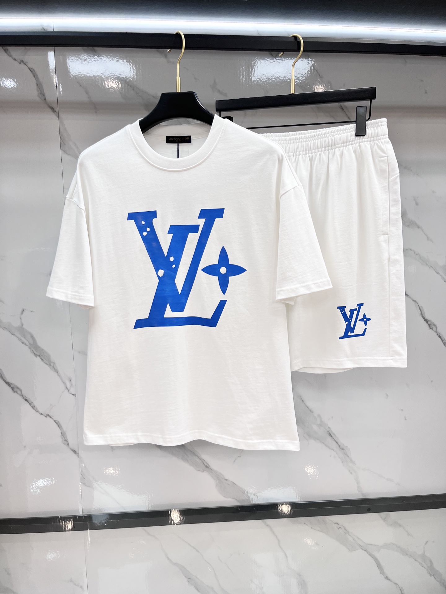 NO:527846,LV 2025 latest fashion casual set, made of top-grade original fabrics, comfortable to wear, good moisture absorption and breathability, and extremely high color fastness!  It is very outstanding in both the inside and the outside!  ……………………………………………………………………………… SizeM-XXL,,louis vuitton,alexander wang19860909LV 2025最新品时尚休闲套装,顶级原版面料打造,穿着舒适,吸湿性透气性都非常良好,色牢度超高！无论内搭还是外穿都非常出彩单品！…………………………………………………… SizeM-XXL,,louis vuitton,alexander wang,Men's clothing