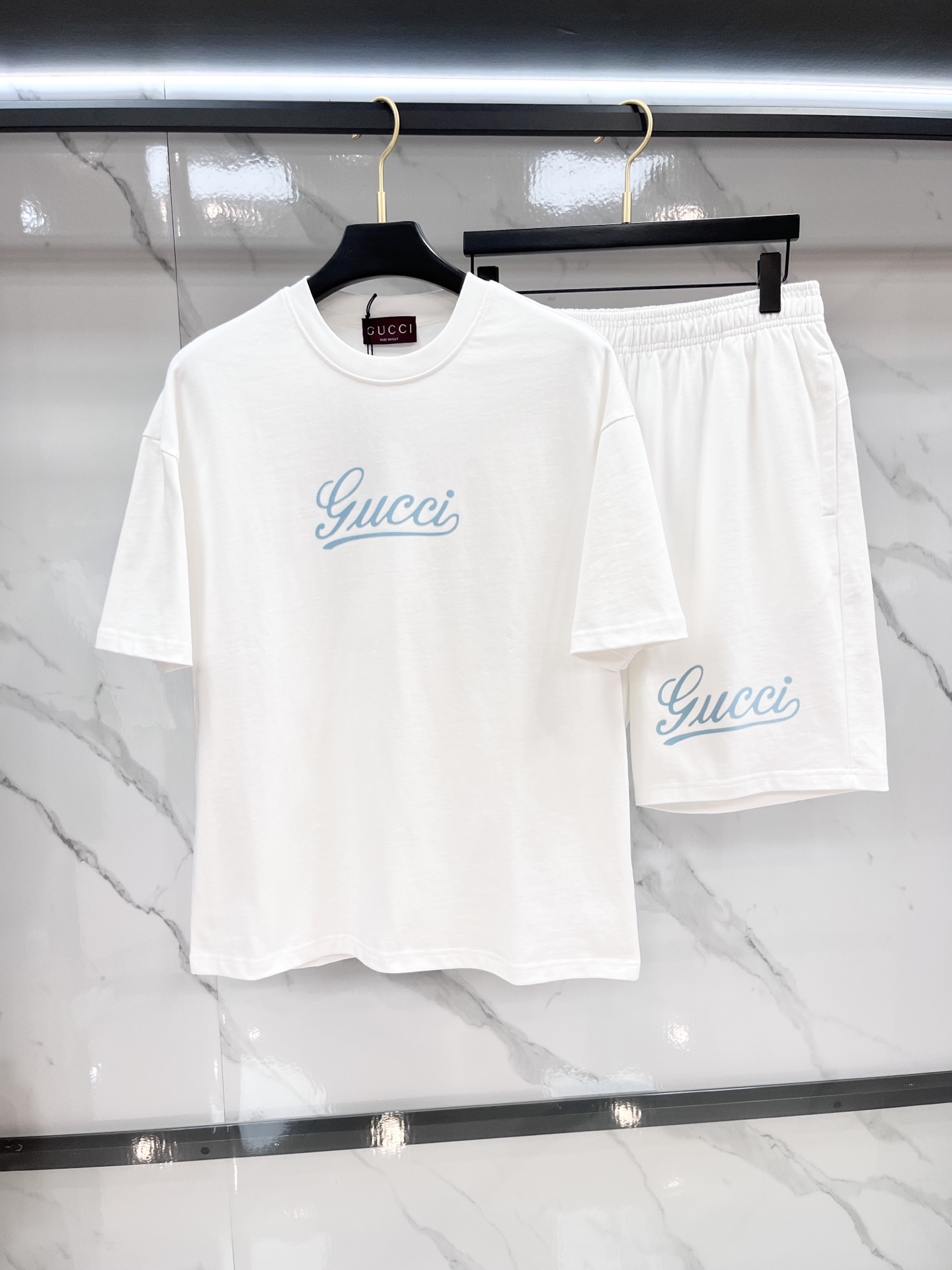 NO:527849,Gucci 2025 latest fashion casual suit, made of top-grade original fabrics, comfortable to wear, good moisture absorption and breathability, and extremely high color fastness!  It is very outstanding in both the inside and the outside!  ……………………………………………………………………………… SizeM-XXL,,gucci,alexander wang19860909Gucci 2025最新品时尚休闲套装,顶级原版面料打造,穿着舒适,吸湿性透气性都非常良好,色牢度超高！无论内搭还是外穿都非常出彩单品！…………………………………………………… SizeM-XXL,,gucci,alexander wang,Men's clothing