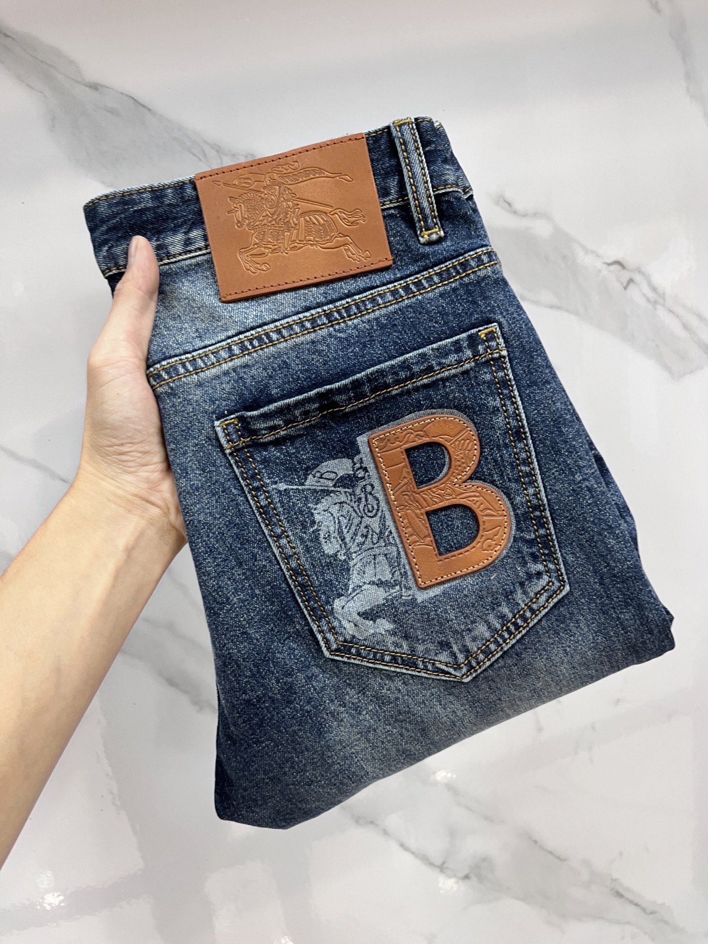 NO:514397,Burberry SS early spring new thin heavy industry casual jeans, imported high-quality washing elastic fabric, comfortable, breathable and elastic upper body, customer-supplied hardware and auxiliary materials decoration, super positive style, full-quality order model, full-body handsome upper body ……………………………………………………………………………………………………………………………………………………………………………………………………………………………………………………………………………………………………………………………………………………………………………………………………………………………………………………………………………………………………………………………………………………………………………………………………………………………………………………………………………………………………………………………………………………………………………………………………………………………………………………………………………………………………………………………………………………………………………………………………………………………………………………………………………………………………………………………………………………………………………………………………………………………………………19860909巴宝莉 SS早春新品薄款重工休闲牛仔裤,进口优质水洗弹力面料,上身舒适透气有弹力,客供五金辅料装饰,版型超正,全品相订单款,上身帅气十足 …………………………………………………… Size29-38,,burberry,jeans,alexander wang,Men's clothing