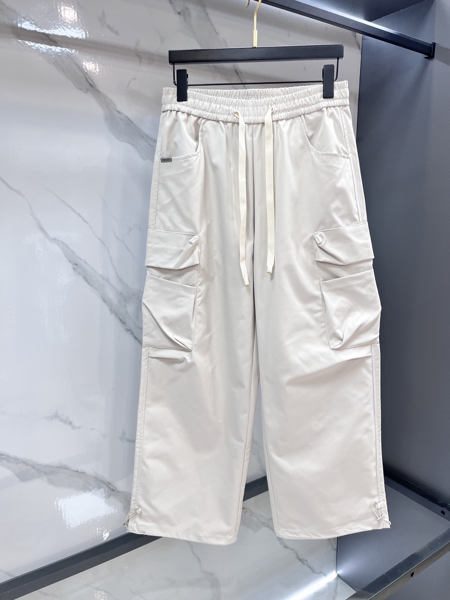 普拉达 2025春夏新款运动口袋设计。面料给满分！高密度面料手感无敌顺滑，一条有逼格的 可遇不可求，千万