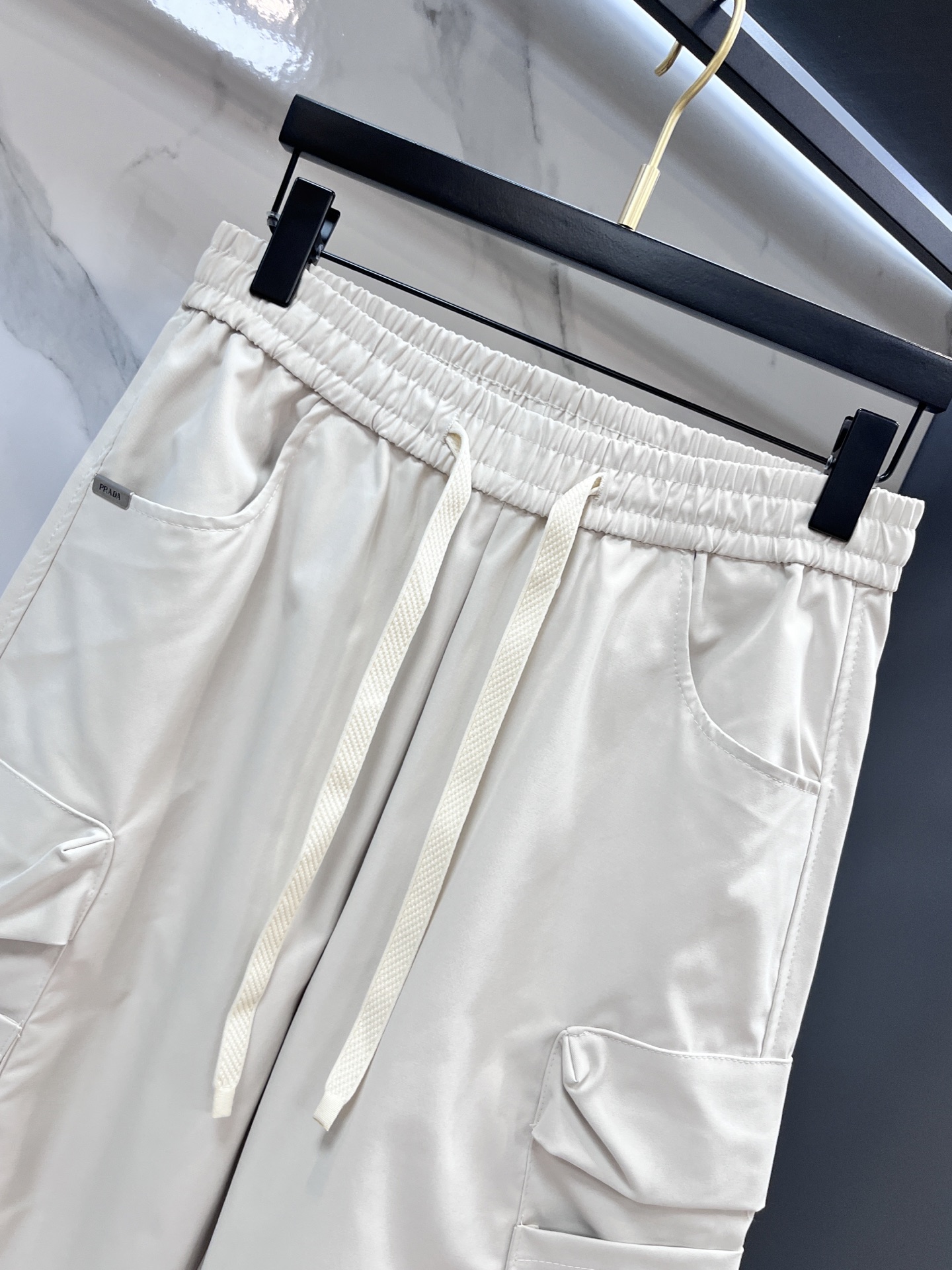 普拉达 2025春夏新款运动口袋设计。面料给满分！高密度面料手感无敌顺滑，一条有逼格的 可遇不可求，千万