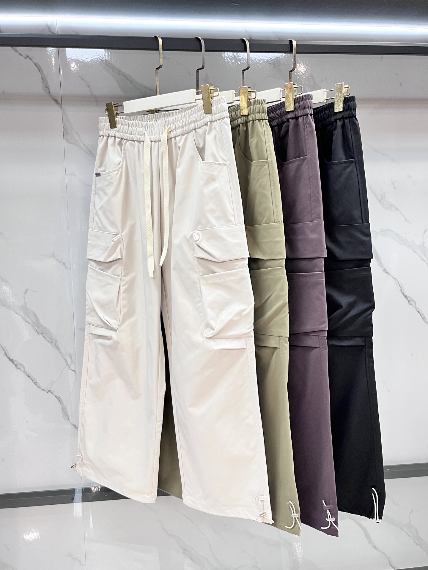 普拉达 2025春夏新款运动口袋设计。面料给满分！高密度面料手感无敌顺滑，一条有逼格的 可遇不可求，千万