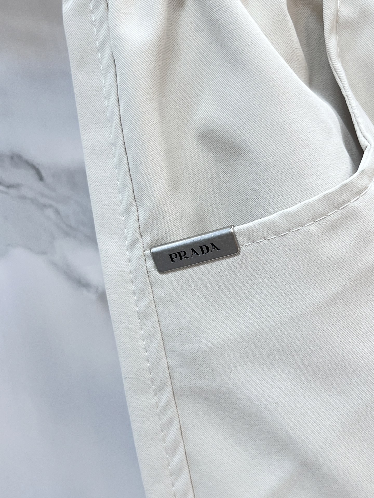 普拉达 2025春夏新款运动口袋设计。面料给满分！高密度面料手感无敌顺滑，一条有逼格的 可遇不可求，千万