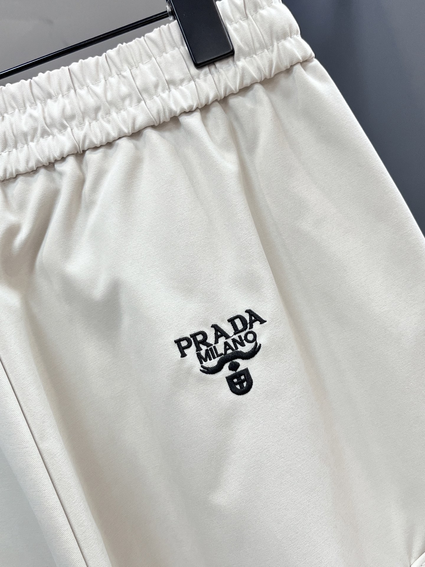 普拉达 2025春夏新款运动口袋设计。面料给满分！高密度面料手感无敌顺滑，一条有逼格的 可遇不可求，千万