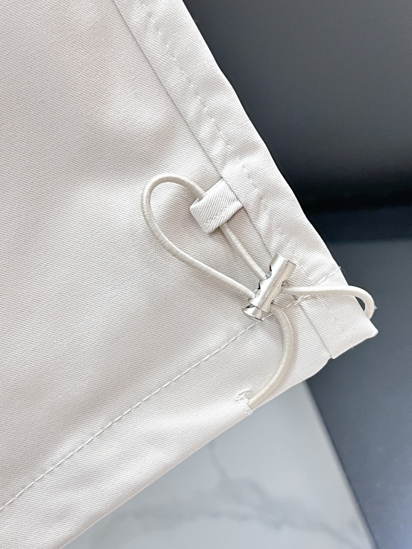 普拉达 2025春夏新款运动口袋设计。面料给满分！高密度面料手感无敌顺滑，一条有逼格的 可遇不可求，千万