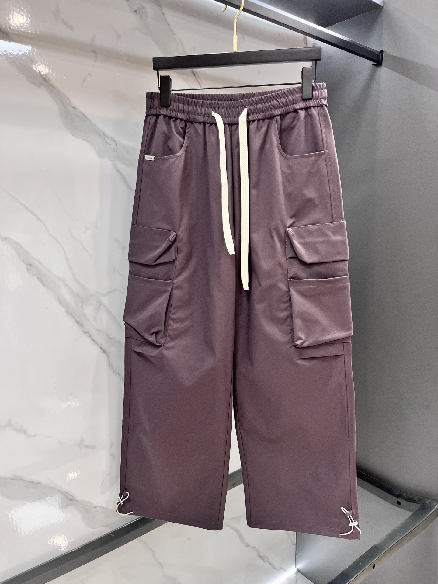 普拉达 2025春夏新款运动口袋设计。面料给满分！高密度面料手感无敌顺滑，一条有逼格的 可遇不可求，千万