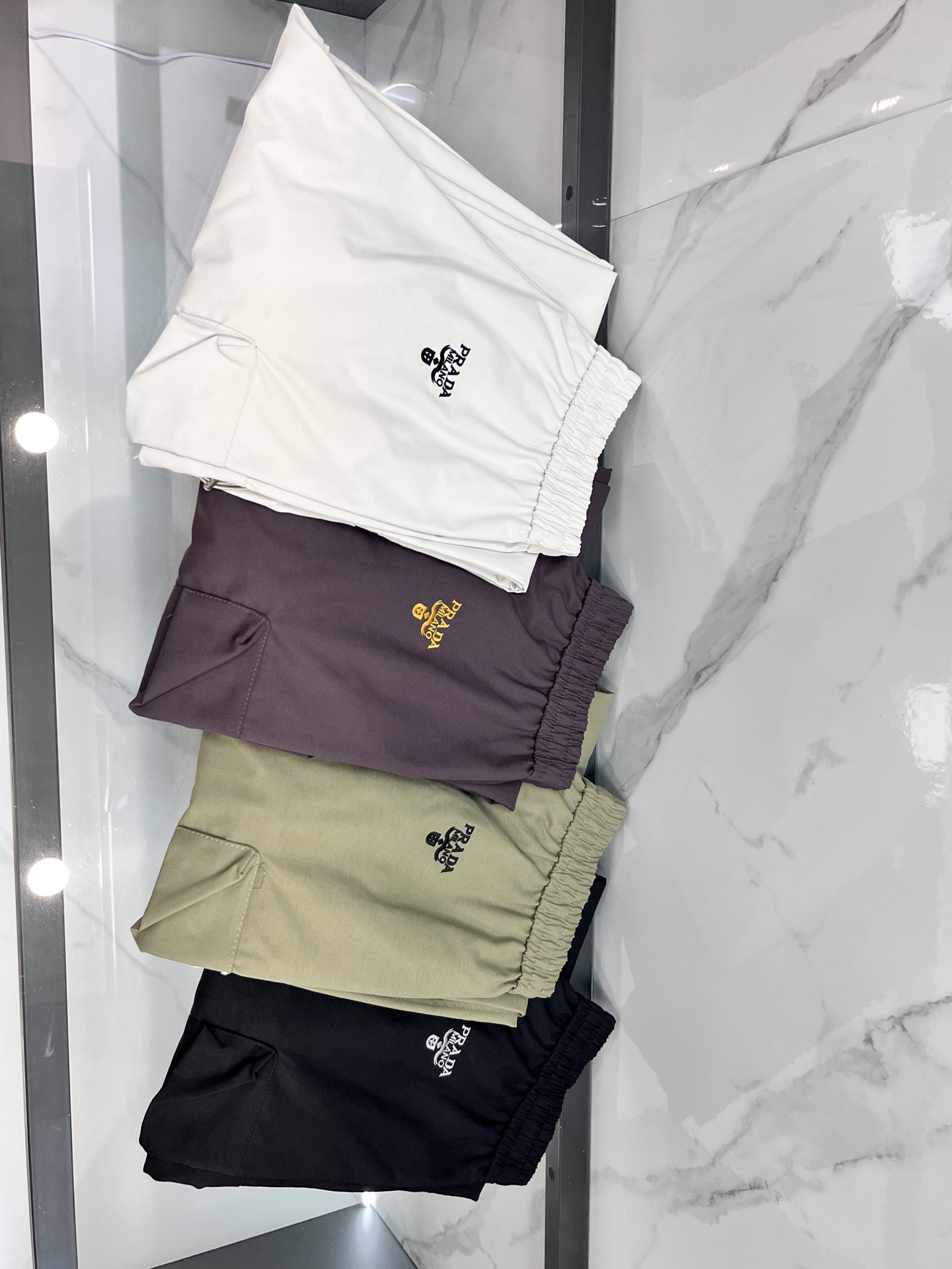 NO:514393,Prada Spring and Summer New Sports Pocket Design. Fabric gives full marks!  The high-density fabric feels invincible and smooth, and it is a stylish one that is hard to come by. Don’t miss it. The upper body effect is great, and the one you are most looking forward to this year!  Although the price is relatively high, I believe everyone's vision, various craftsmanship, and fabrics are indeed worth the price. The upper body will definitely surprise you when you receive the goods, the lace-type elastic waist, casual work style. The fabric is very textured and the upper body is stylish.……………………………………………………………………………………………………………………………………………………………………………………………………………………………………………………………………………………………………………………………………………………………………………………………………………………………………………………………………………………………………………………………………………………………………………………………………………………………………………………………………………………………………………………………………………………………………………………………………………………………………………………………………………………………………………………………………………………………………………………………………………………………………………………………………………………………………………………………………………………………………………………………………………………………19860909普拉达 春夏新款运动口袋设计.面料给满分！高密度面料手感无敌顺滑,一条有逼格的 可遇不可求,千万不要错过,上身效果超棒,今年最期待的一款！价格虽然偏高,但是相信大家的眼光,各种工艺,面料的确值这个价格,收到货上身绝对给你惊喜,系带式弹力腰围,休闲工装风.面料很有质感.上身有型.…………………………………………………… SizeS-XXL,,prada,alexander wang,Men's clothing