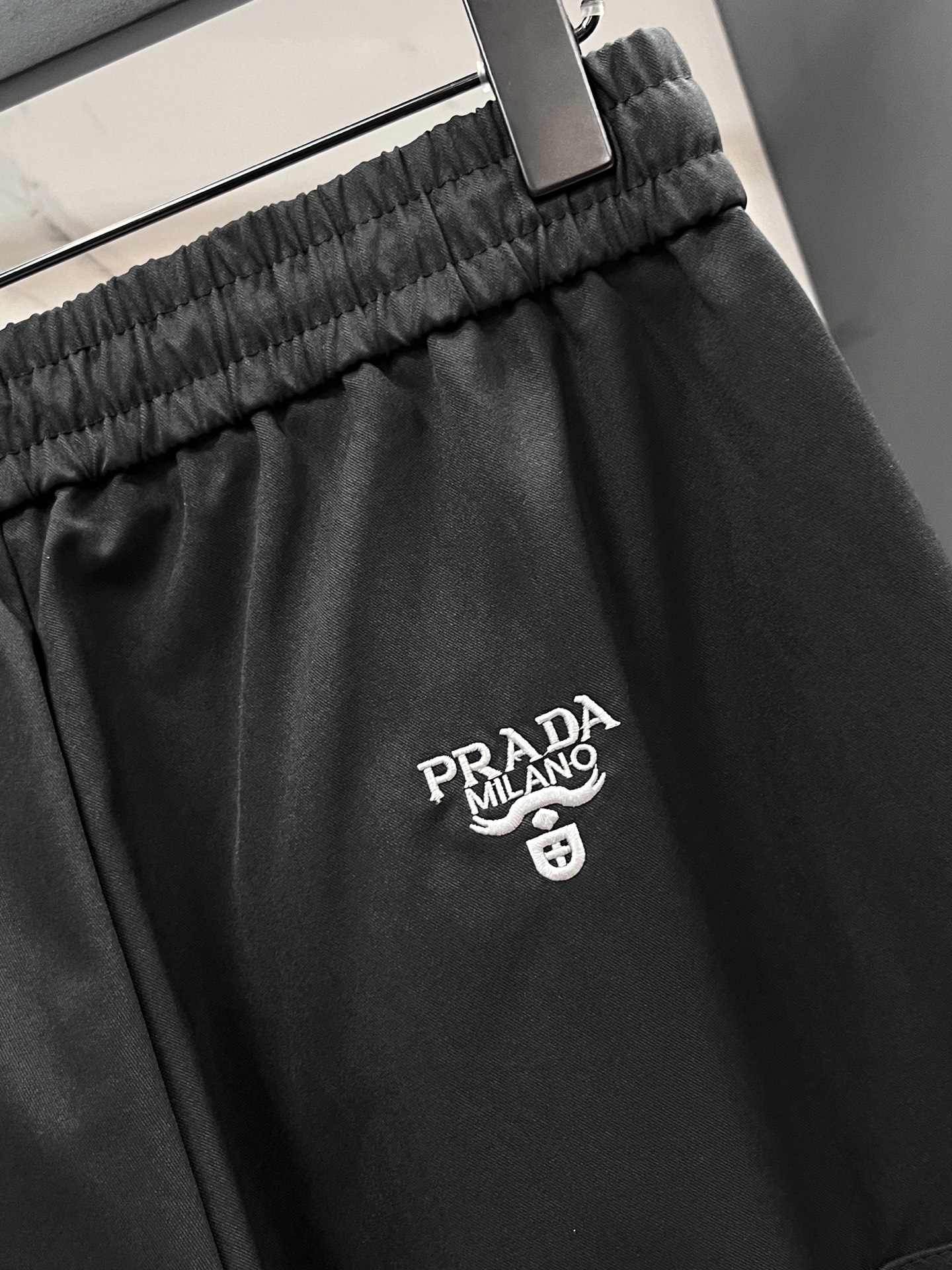 普拉达 2025春夏新款运动口袋设计。面料给满分！高密度面料手感无敌顺滑，一条有逼格的 可遇不可求，千万