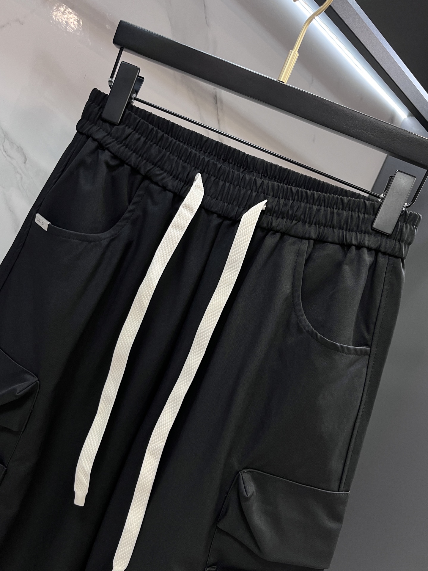 普拉达 2025春夏新款运动口袋设计。面料给满分！高密度面料手感无敌顺滑，一条有逼格的 可遇不可求，千万