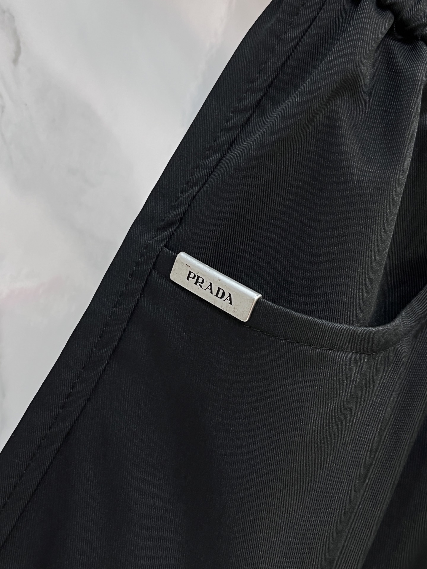 普拉达 2025春夏新款运动口袋设计。面料给满分！高密度面料手感无敌顺滑，一条有逼格的 可遇不可求，千万