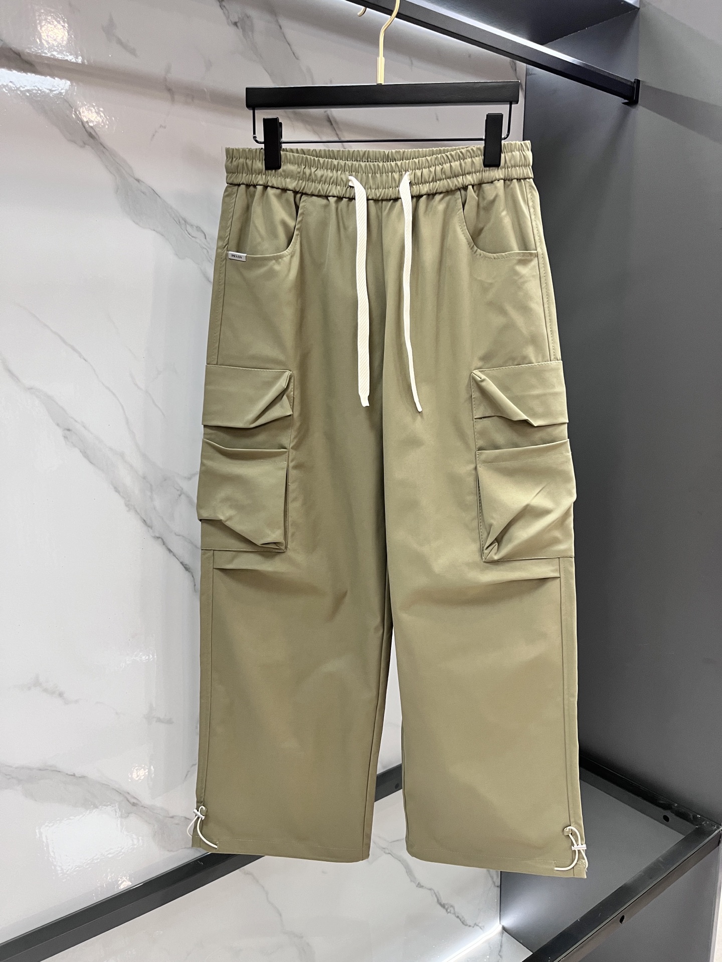 普拉达 2025春夏新款运动口袋设计。面料给满分！高密度面料手感无敌顺滑，一条有逼格的 可遇不可求，千万