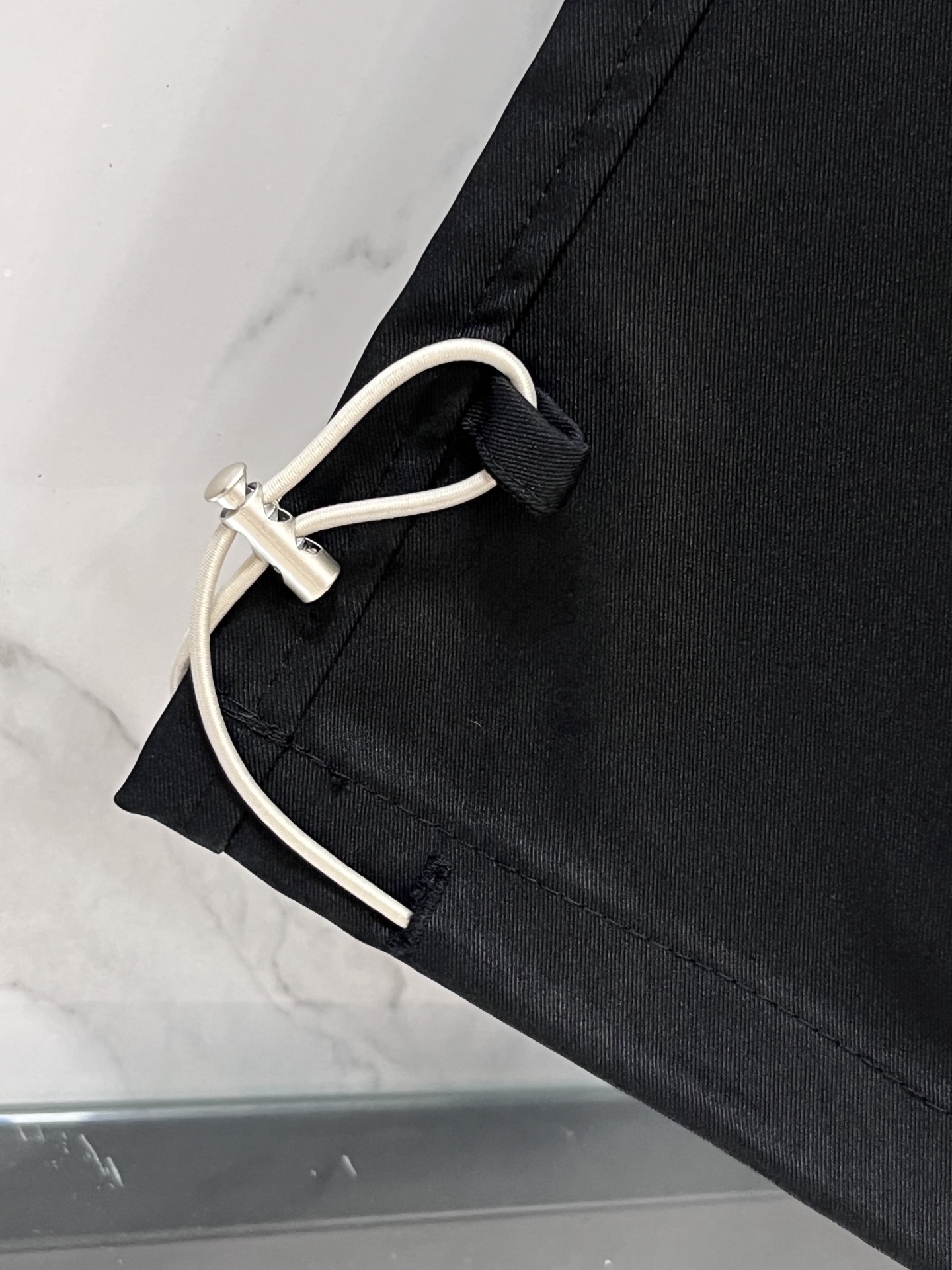 普拉达 2025春夏新款运动口袋设计。面料给满分！高密度面料手感无敌顺滑，一条有逼格的 可遇不可求，千万