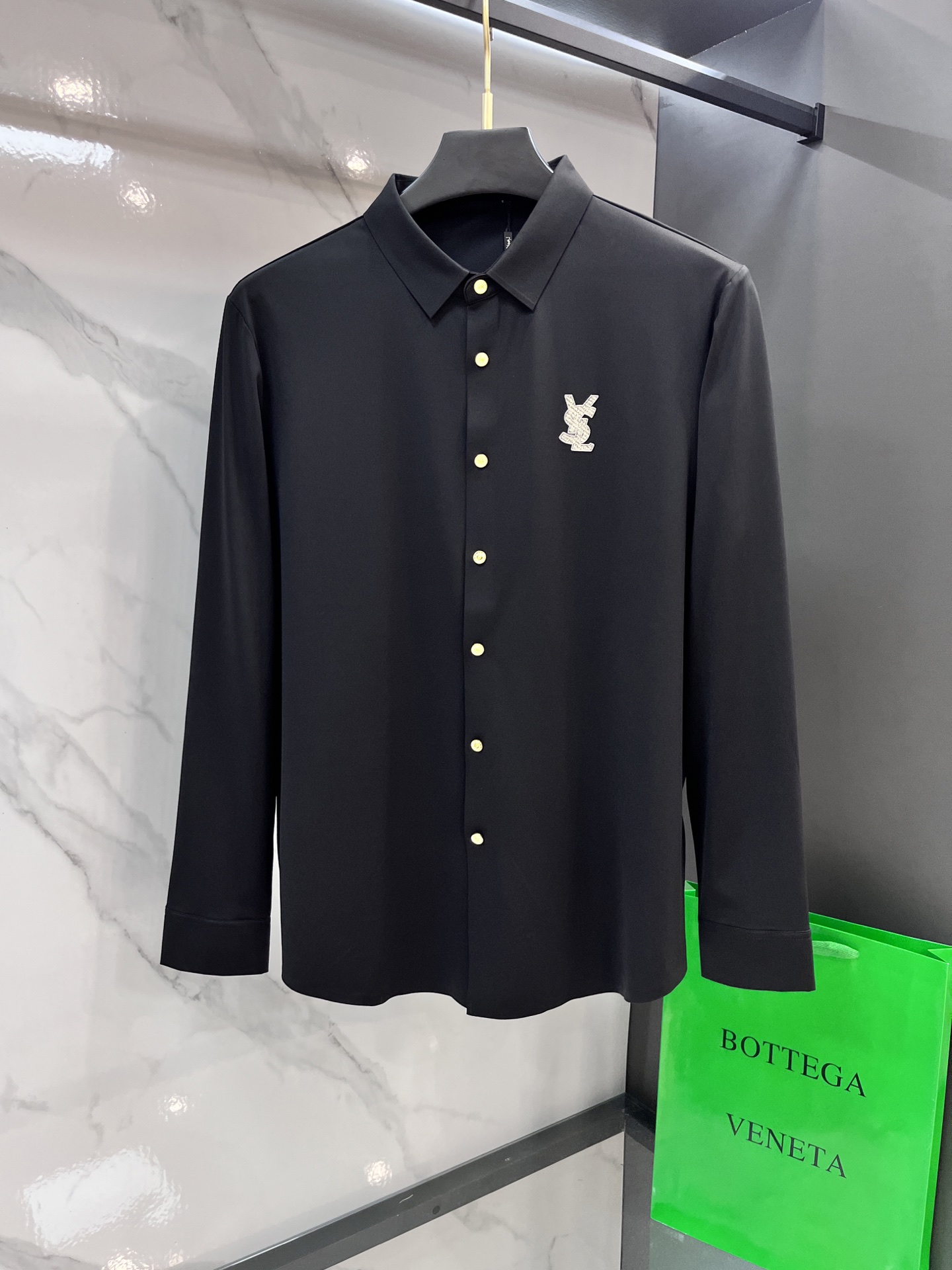 NO:519009,Saint Laurent ss autumn new lapel long-sleeved shirt, custom-made top-quality icy chicken markless shirt!  Heavy craftsmanship design, fashionable brand elements embellishments, excellent upper body style, delicate, comfortable and breathable fabric, and a must-have for fashionable men when matching!  ……………………………………………………………………………… SizeM-XXXL,,saint laurent,shirts,alexander wang19860909圣罗兰 ss秋季新款翻领长袖衬衫,定制顶级冰爽锦氨无痕衬衫！重工艺设计,时尚大牌元素logo点缀,上身版型超赞,面料细腻舒适透气,随意搭配都超级好看时尚型男必备款哦！…………………………………………………… SizeM-XXXL,,saint laurent,shirts,alexander wang,Men's clothing