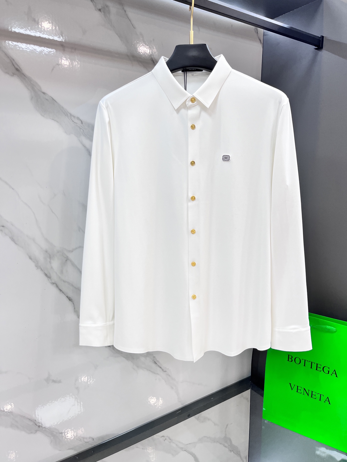 NO:514396,Balenciaga ss autumn new lapel long-sleeved shirt, custom-made top-quality icy chicken markless shirt!  Heavy craftsmanship design, fashionable brand elements embellishments, excellent upper body style, delicate, comfortable and breathable fabric, and a must-have for fashionable men when matching!  ………………………………………………………………………………………… SizeM-XXXL,,balenciaga,shirts,alexander wang19860909巴黎世家 ss秋季新款翻领长袖衬衫,定制顶级冰爽锦氨无痕衬衫！重工艺设计,时尚大牌元素logo点缀,上身版型超赞,面料细腻舒适透气,随意搭配都超级好看时尚型男必备款哦！…………………………………………………… SizeM-XXXL,,balenciaga,shirts,alexander wang,Men's clothing
