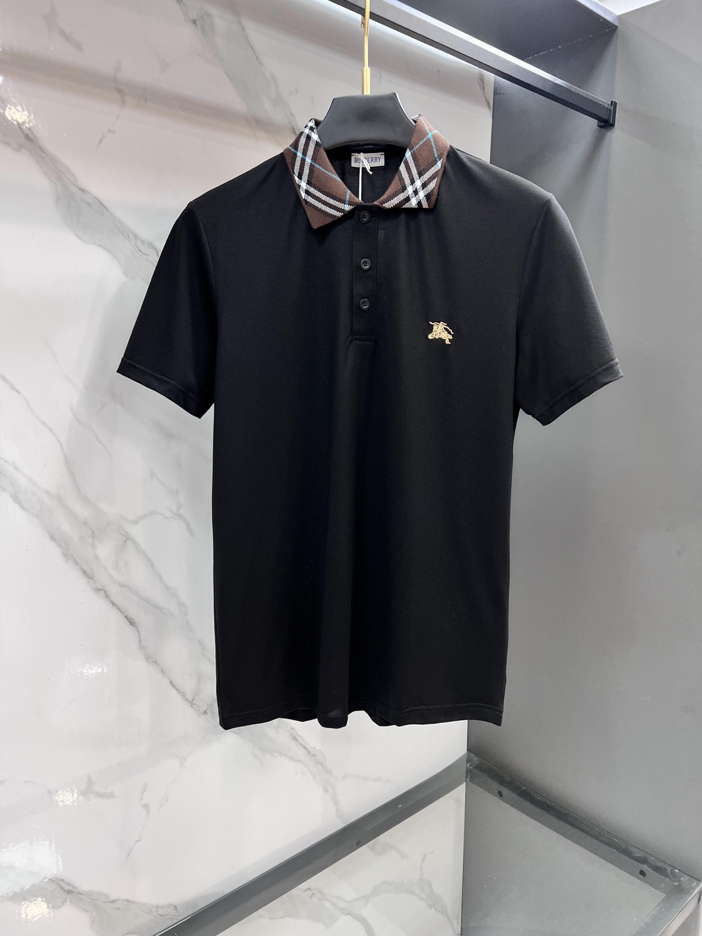 NO:519011,Burberry's latest spring and summer style, with the official counter on the same time, and a classic lapel polo shirt!  Customized counter double silk fabric, delicate and soft, all original products, customized for fabrics and auxiliary materials, three-dimensional and clear, and flat thread craftsmanship of the collar cuffs!  Fashionable and stylish upper body!  ……………………………………………………………………… SizeM-XXXL, burberry, alexander wang19860909巴宝莉 春夏最新款,专柜官网同步发售,经典翻领polo衫！定制专柜双蚕丝面料,细腻柔软,面料,辅料全部原版定制出品,立体清晰,衣领袖口平螺纹工艺！上身时尚有型！…………………………………………………… SizeM-XXXL,,burberry,alexander wang,Men's clothing