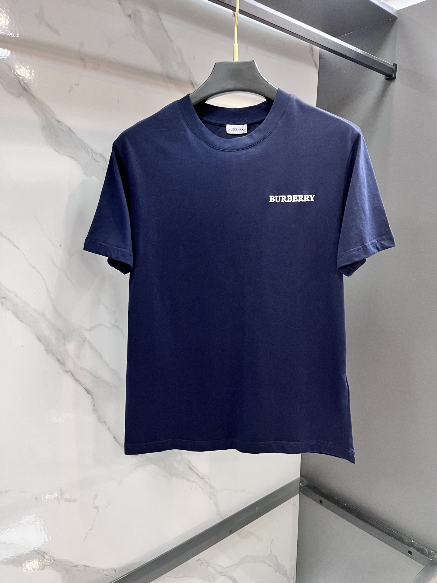 NO:519015,Burberry's short-sleeved T-shirt with a letter logo pattern, imported pure cotton material, a light fabric that feels breathable and comfortable, suitable for single wear or inner wear to create different styles! The letter embroidered logo on the chest perfectly interprets the charm of the brand, which is very eye-catching and luxurious! Casual loose fitting cut + basic knitted ribbed round neck design, simple and fashionable style is not picky ……………………………………………………………………………………………………………………………………………………………………………………………………………………………………………………………………………………………………………………………………………………………………………………………………………………………………………………………………………………………………………………………………………………………………………………………………………………………19860909巴宝莉 字母标识图案短袖T恤,进口纯棉材质制成轻薄的面料手感着穿透气舒适性,适合单穿或内搭打造不同造型！衣身胸前字母刺绣徽标logo完美的演绎出品牌的魅力所在非常具有吸睛效果与高奢辦识度！休闲宽松的版型裁剪＋基础针织罗纹圆领设计,简约时尚的风格不挑人 …………………………………………………… SizeM-XXXL,,burberry,T-shirt,tees，t-shirt,alexander wang,Men's clothing