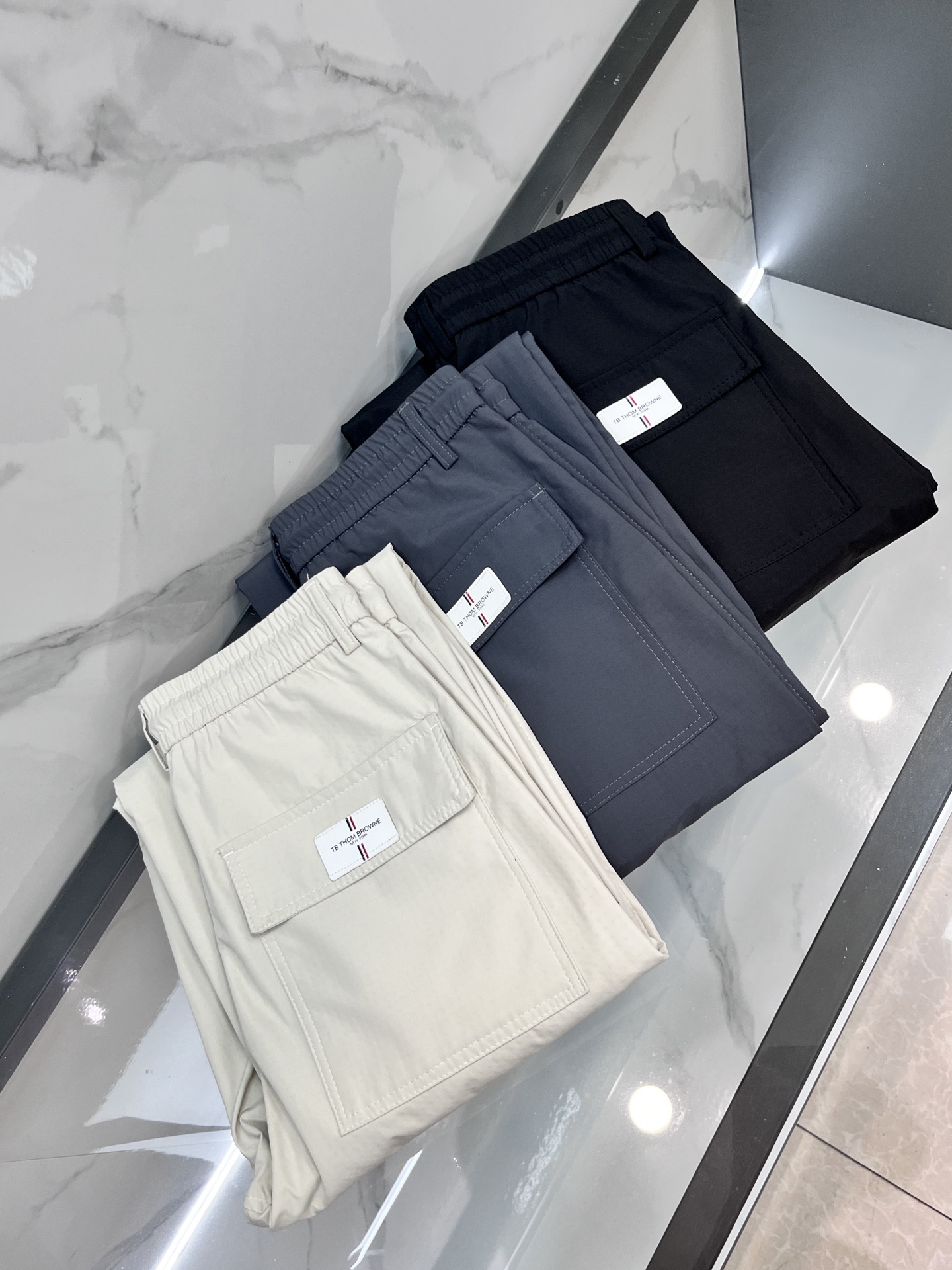 NO:514395,TB Spring and Summer New Sports Pocket Design. Fabric gives full marks!  The high-density fabric feels invincible and smooth, and it is a stylish one that is hard to come by. Don’t miss it. The upper body effect is great, and the one you are most looking forward to this year!  Although the price is relatively high, I believe everyone's vision, various craftsmanship, and fabrics are indeed worth the price. The upper body will definitely surprise you when you receive the goods, the lace-type elastic waist circumference, casual work style. The fabric is very textured and the upper body is stylish. ……………………………………………………………………………………………………………………………………………………………………………………………………………………………………………………………………………………………………………………………………………………………………………………………………………………………………………………………………………………………………19860909TB 春夏新款运动口袋设计.面料给满分！高密度面料手感无敌顺滑,一条有逼格的 可遇不可求,千万不要错过,上身效果超棒,今年最期待的一款！价格虽然偏高,但是相信大家的眼光,各种工艺,面料的确值这个价格,收到货上身绝对给你惊喜,系带式弹力腰围,休闲工装风.面料很有质感.上身有型.…………………………………………………… SizeS-XXL,,alexander wang,Men's clothing