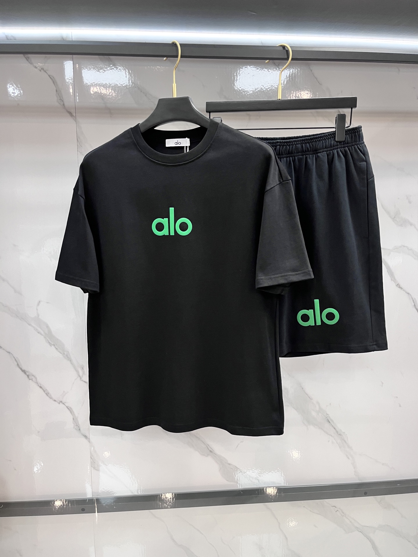 NO:519010,alo 2025 latest fashion casual set, made of top original fabrics, comfortable to wear, good moisture absorption and breathability, and extremely high color fastness!  It is very outstanding in both the inside and the outside!  ……………………………………………………………………………… SizeM-XXL,,alexander wang19860909alo 2025最新品时尚休闲套装,顶级原版面料打造,穿着舒适,吸湿性透气性都非常良好,色牢度超高！无论内搭还是外穿都非常出彩单品！…………………………………………………… SizeM-XXL,,alexander wang,Men's clothing