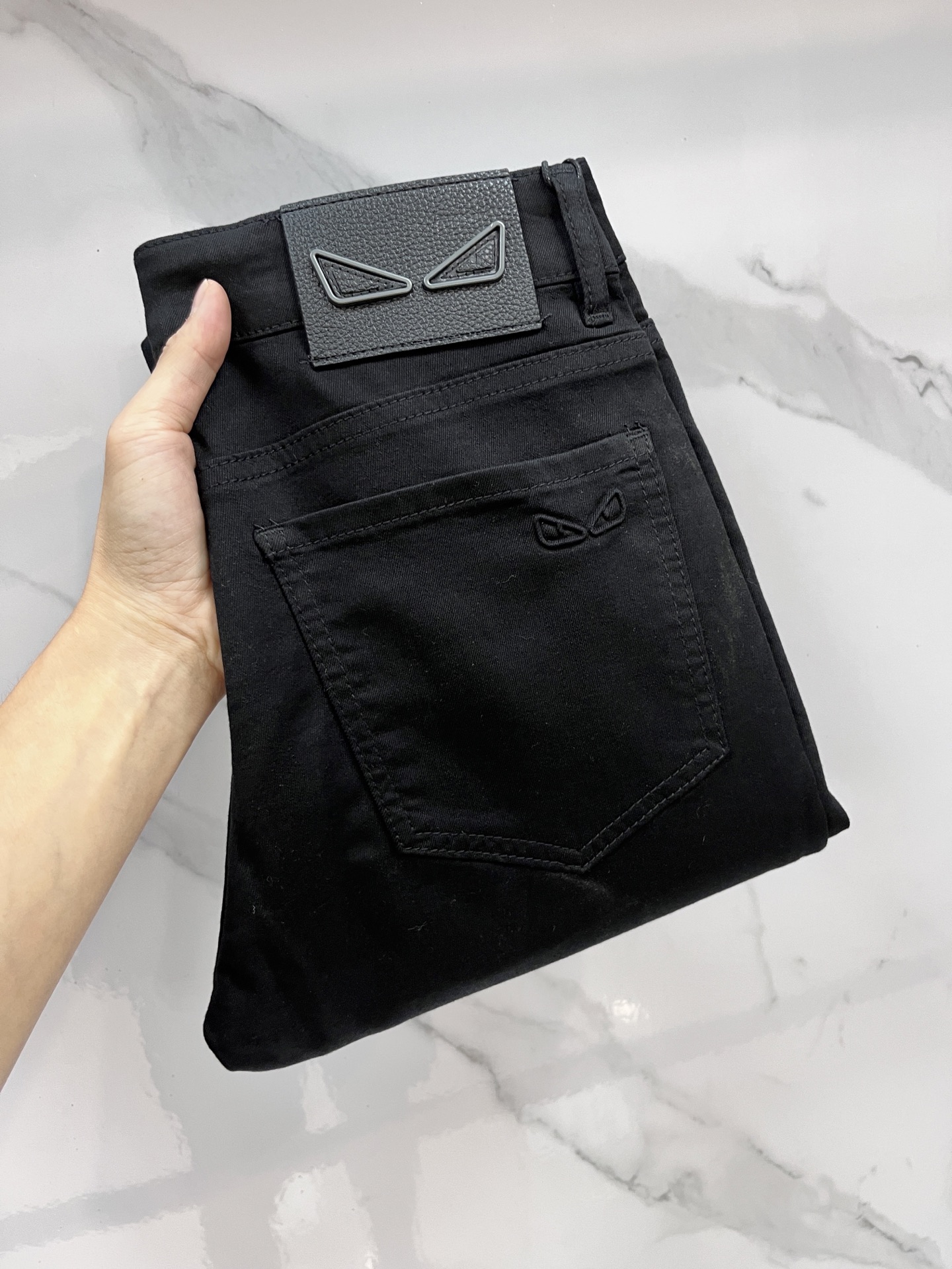 NO:518992,Fendi 2025SS early spring new thin heavy industry casual jeans, imported high-quality washing elastic fabric, comfortable, breathable and elastic upper body, customer-supplied hardware and auxiliary materials decoration, super positive style, full-quality order model, full-body handsome upper body ………………………………………………………………………………………………………………………………………………………………………………………………………………………………………………………………………………………………………………………………………………………………………………………………………………………………………………………………………………………………………………………………………………………………………………………………………………………………………………………………………………………………………………………………………………………………………………………………………………………………………………………………………………………………………………………………………………………………………………………………………………………………………………………………………………………………………………………………………………………………………………………………………………………………19860909芬迪 2025SS早春新品薄款重工休闲牛仔裤,进口优质水洗弹力面料,上身舒适透气有弹力,客供五金辅料装饰,版型超正,全品相订单款,上身帅气十足 …………………………………………………… Size29-38,,fendi,jeans,alexander wang,Men's clothing