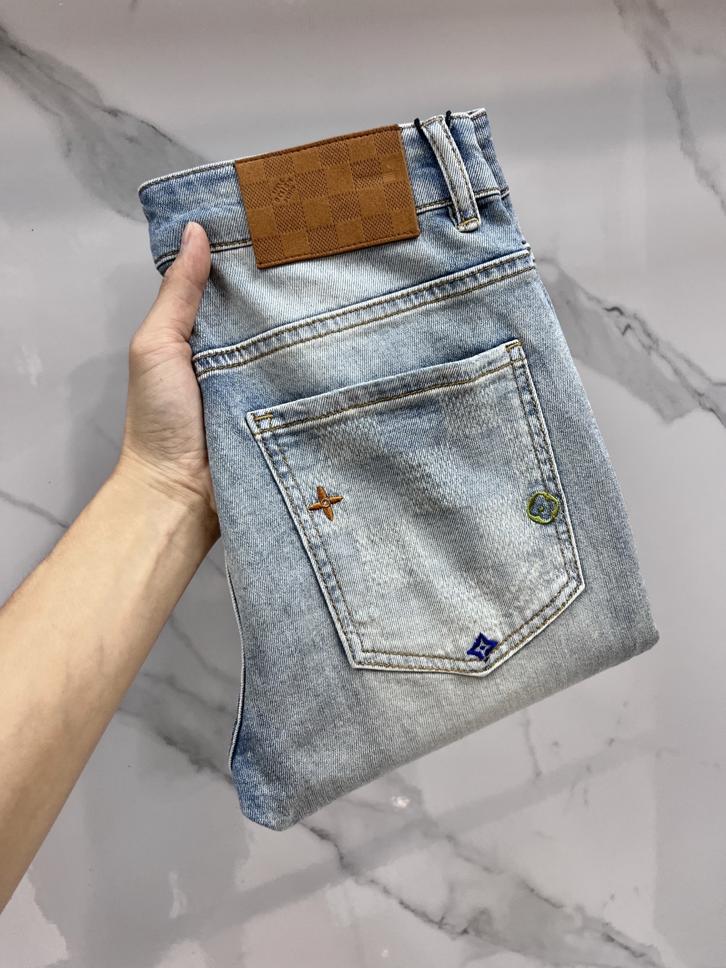 NO:518989,LV 2025SS early spring new thin heavy industry casual jeans, imported high-quality washing elastic fabric, comfortable, breathable and elastic upper body, customer-supplied hardware and auxiliary materials decoration, super positive style, full-quality order model, full-body handsome upper body …………………………………………………………………………………………………………………………………………………………………………………………………………………………………………………………………………………………………………………………………………………………………………………………………………………………………………………………………………………………………………………………………………………………………………………………………………………………………………………………………………………………………………………………………………………………………………………………………………………………………………………………………………………………………………………………………………………………………………………………………………………………………………………………………………………………………………………………………………………………………………………………………………………………………19860909LV 2025SS早春新品薄款重工休闲牛仔裤,进口优质水洗弹力面料,上身舒适透气有弹力,客供五金辅料装饰,版型超正,全品相订单款,上身帅气十足 …………………………………………………… Size29-38,,louis vuitton,jeans,alexander wang,Men's clothing