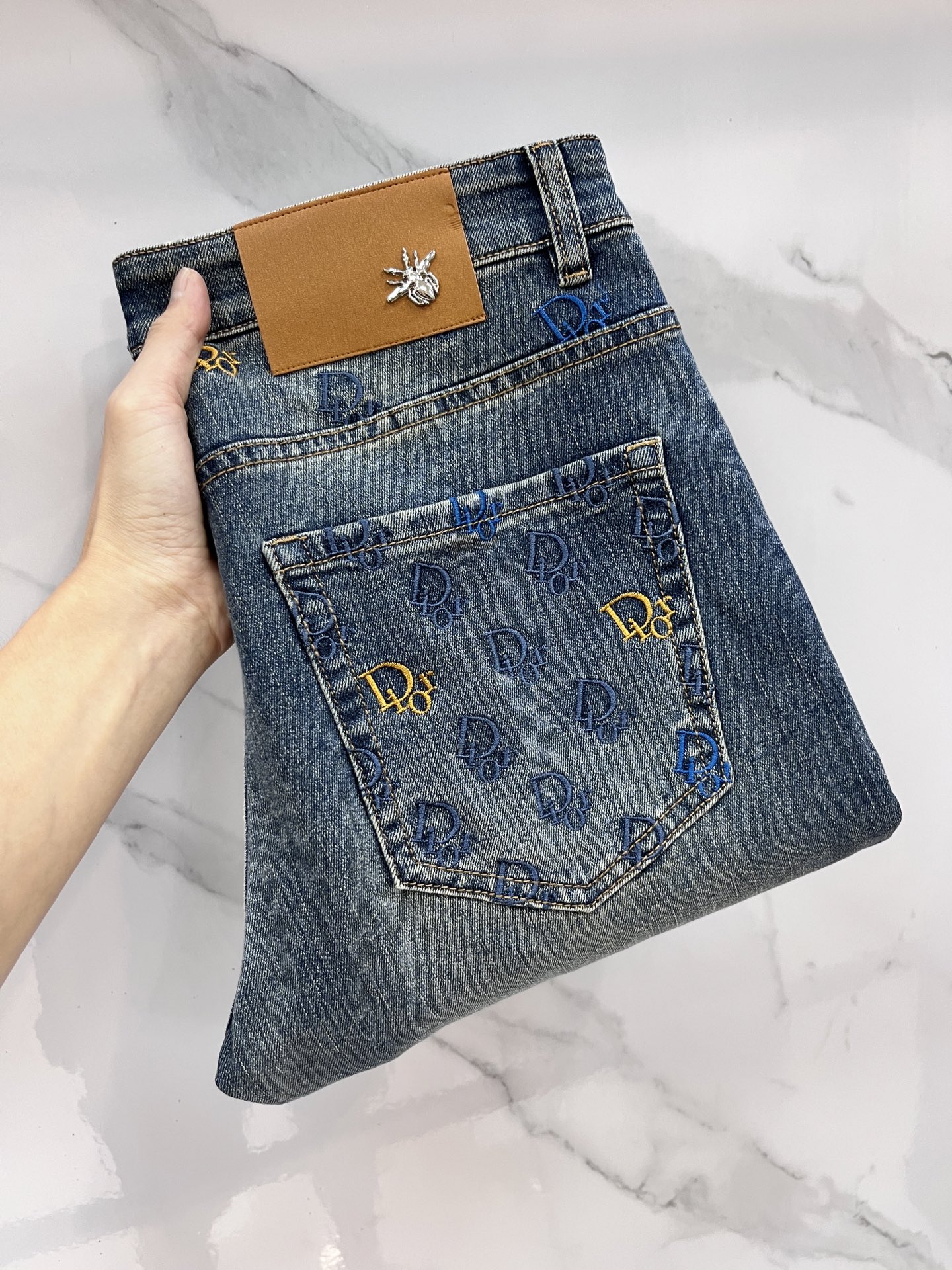 NO:518983,Dior 2025SS early spring new thin heavy industry casual jeans, imported high-quality washing elastic fabric, comfortable, breathable and elastic upper body, customer-supplied hardware and auxiliary materials decoration, super positive style, full-quality order model, full-body handsome upper body …………………………………………………………………………………………………………………………………………………………………………………………………………………………………………………………………………………………………………………………………………………………………………………………………………………………………………………………………………………………………………………………………………………………………………………………………………………………………………………………………………………………………………………………………………………………………………………………………………………………………………………………………………………………………………………………………………………………………………………………………………………………………………………………………………………………………………………………………………………………………………………………………………………………………19860909迪奥 2025SS早春新品薄款重工休闲牛仔裤,进口优质水洗弹力面料,上身舒适透气有弹力,客供五金辅料装饰,版型超正,全品相订单款,上身帅气十足 …………………………………………………… Size29-38,,dior,jeans,alexander wang,Men's clothing