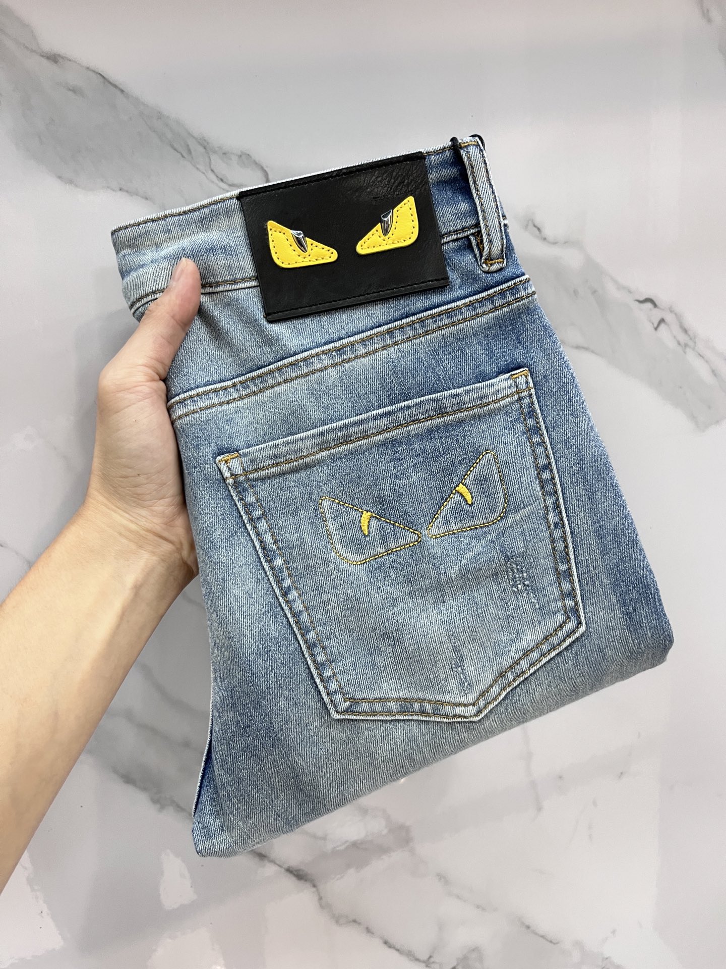 NO:527845,Fendi 2025SS early spring new thin heavy industry casual jeans, imported high-quality washing elastic fabric, comfortable, breathable and elastic upper body, customer-supplied hardware and auxiliary materials decoration, super positive style, full-quality order model, full-body handsome upper body ……………………………………………………………………………………………………………………………………………………………………………………………………………………………………………………………………………………………………………………………………………………………………………………………………………………………………………………………………………………………………………………19860909芬迪 2025SS早春新品薄款重工休闲牛仔裤,进口优质水洗弹力面料,上身舒适透气有弹力,客供五金辅料装饰,版型超正,全品相订单款,上身帅气十足 …………………………………………………… Size29-38,,fendi,jeans,alexander wang,Men's clothing