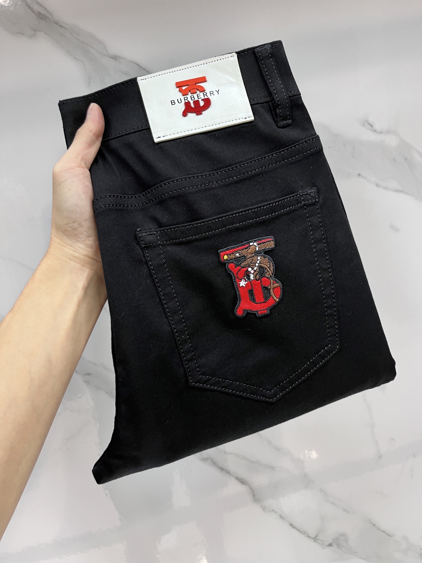 NO:518986,Burberry 2025SS early spring new thin heavy industry casual jeans, imported high-quality washing elastic fabric, comfortable, breathable and elastic upper body, customer-supplied hardware and auxiliary materials decoration, super positive style, full-quality order model, full-body handsome upper body …………………………………………………………………………………………………………………………………………………………………………………………………………………………………………………………………………………………………………………………………………………………………………………………………………………………………………………………………………………………………………………………………………………………………………………………………………………………………………………………………………………………………………………………………………………………………………………………………………………………………………………………………………………………………………………………………………………………………………………………………………………………………………………………………………………………………………………………………………………………………………………………………………………………………19860909巴宝莉 2025SS早春新品薄款重工休闲牛仔裤,进口优质水洗弹力面料,上身舒适透气有弹力,客供五金辅料装饰,版型超正,全品相订单款,上身帅气十足 …………………………………………………… Size29-38,,burberry,jeans,alexander wang,Men's clothing