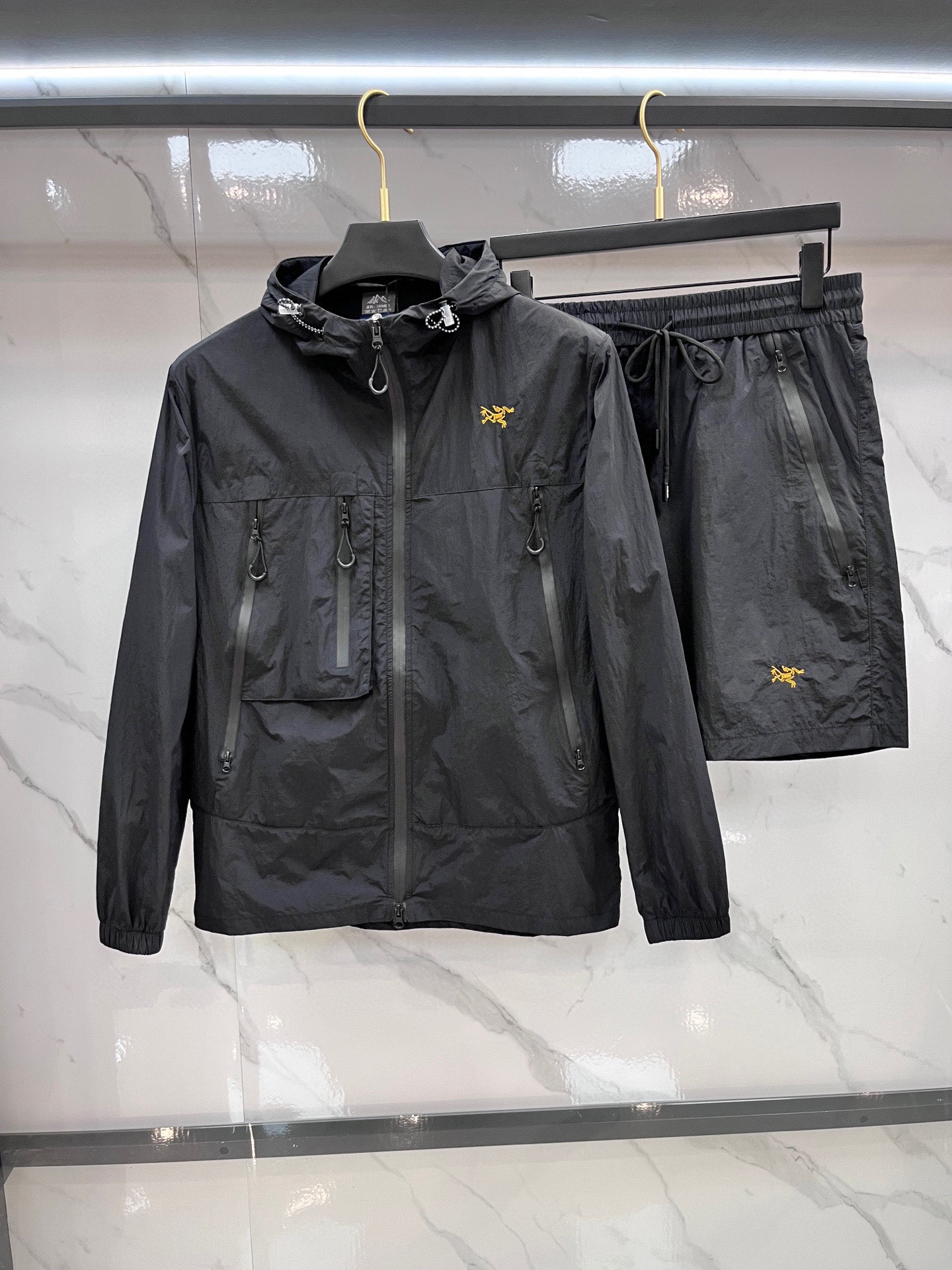 始祖鸟 2025春夏经典防晒套装，面料超软面料帅酷爆款薄套装，时尚都市百搭款款，夏季必备神器，速干衣，水