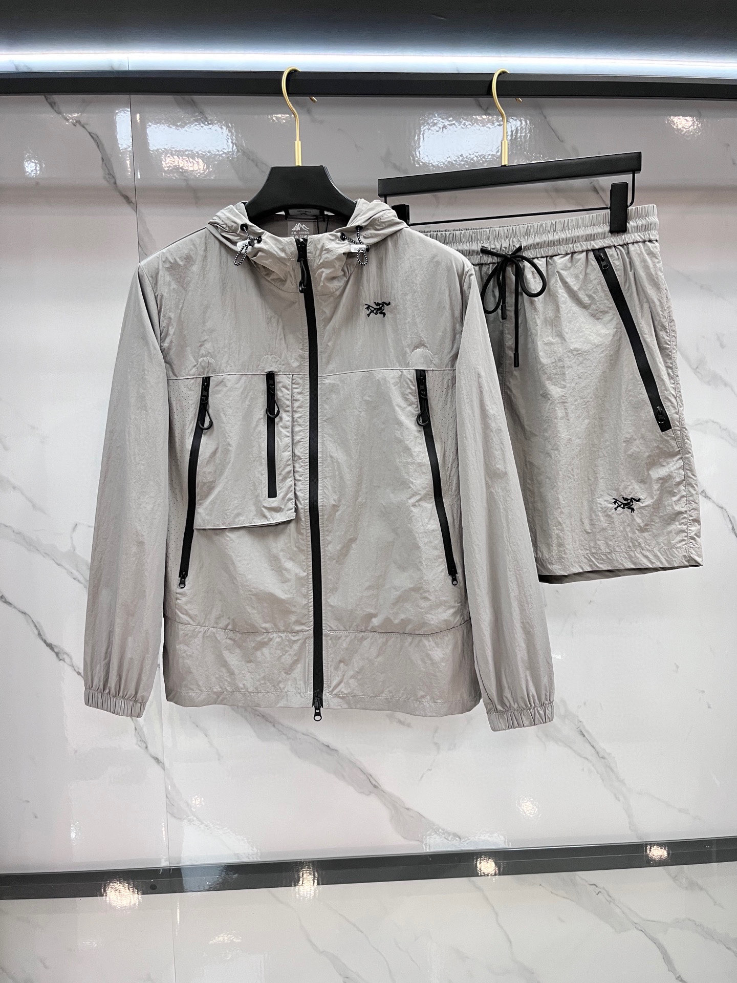 始祖鸟 2025春夏经典防晒套装，面料超软面料帅酷爆款薄套装，时尚都市百搭款款，夏季必备神器，速干衣，水