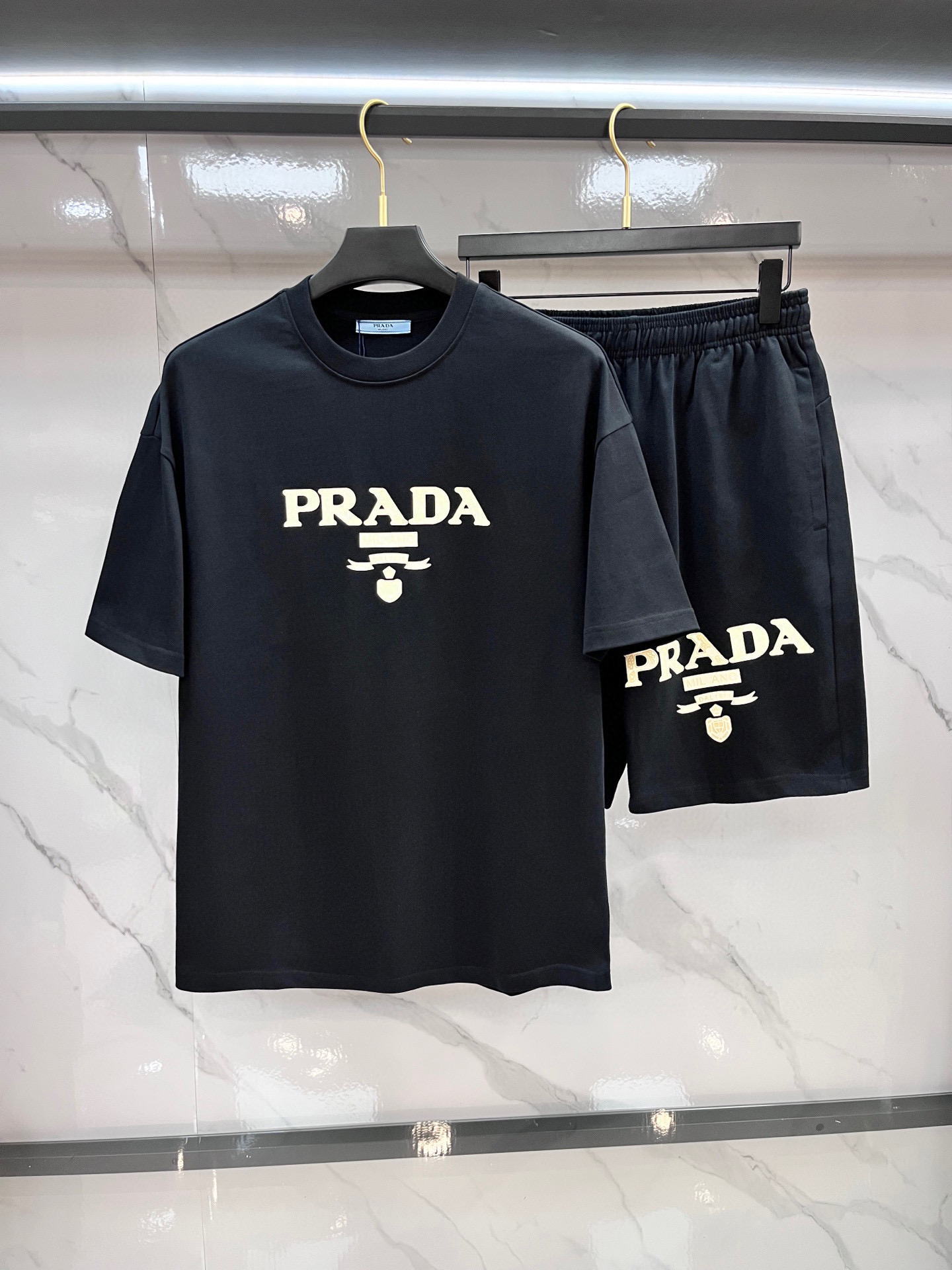 NO:519012,Prada 2025 latest fashion casual suit, made of top original fabrics, comfortable to wear, good moisture absorption and breathability, and extremely high color fastness!  It is very outstanding in both the inside and the outside!  ………………………………………………………………………………… SizeM-XXL,,prada,alexander wang19860909普拉达 2025最新品时尚休闲套装,顶级原版面料打造,穿着舒适,吸湿性透气性都非常良好,色牢度超高！无论内搭还是外穿都非常出彩单品！…………………………………………………… SizeM-XXL,,prada,alexander wang,Men's clothing