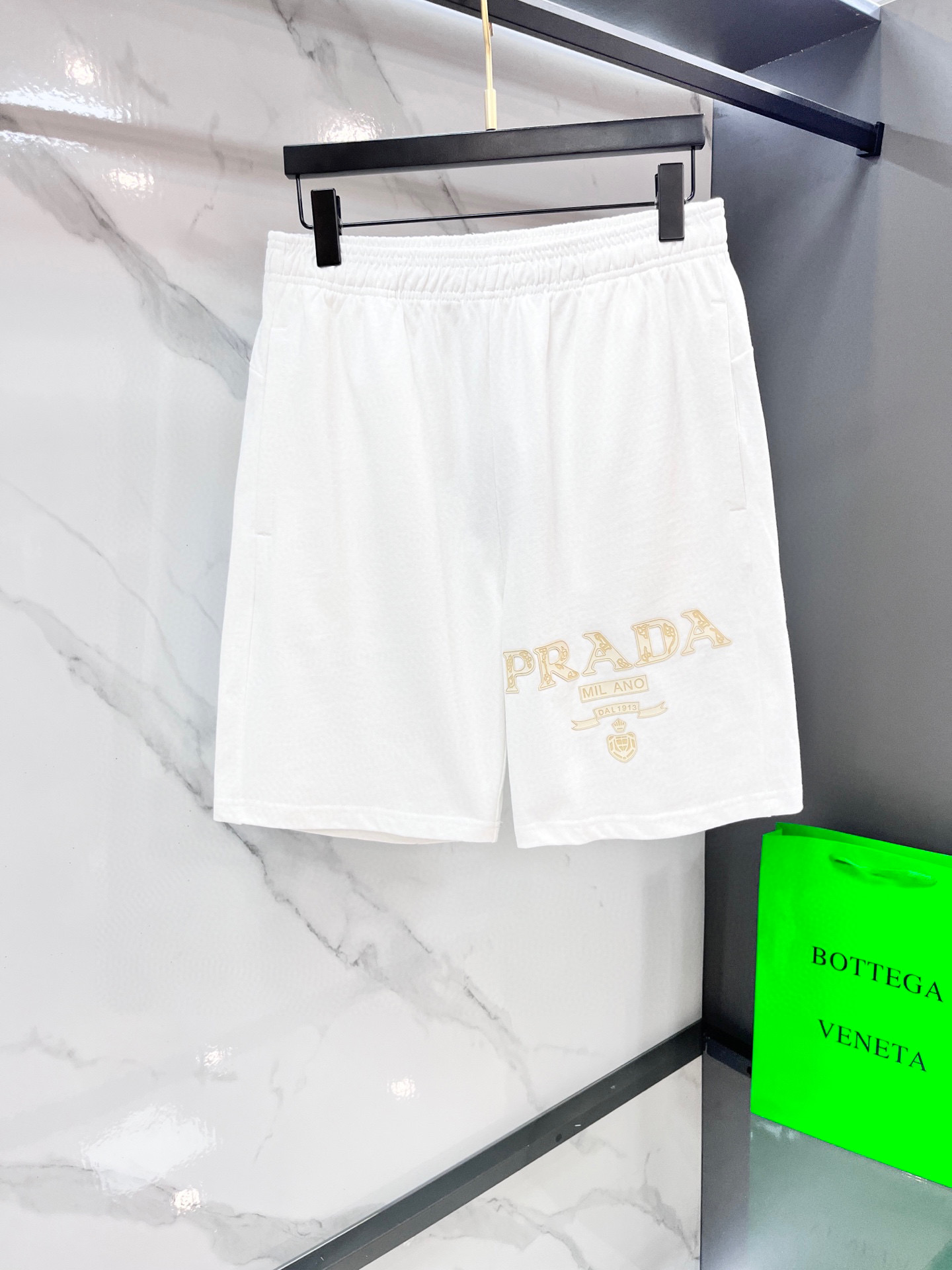 普拉达 最新品时尚休闲套装，顶级原版面料打造，穿着舒适，吸湿性透气性都非常良好，色牢度超高！无论内搭还是