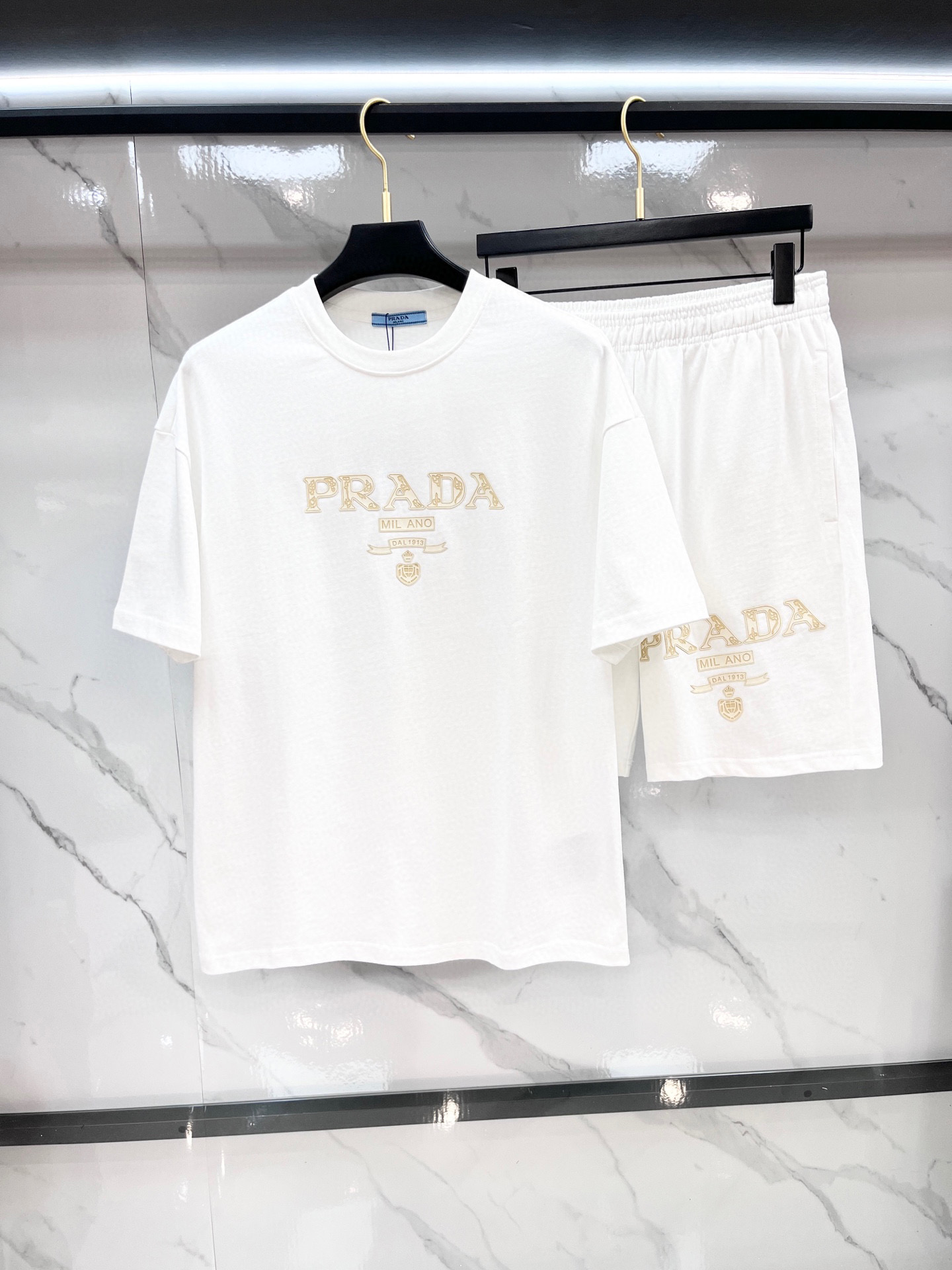 普拉达 最新品时尚休闲套装，顶级原版面料打造，穿着舒适，吸湿性透气性都非常良好，色牢度超高！无论内搭还是