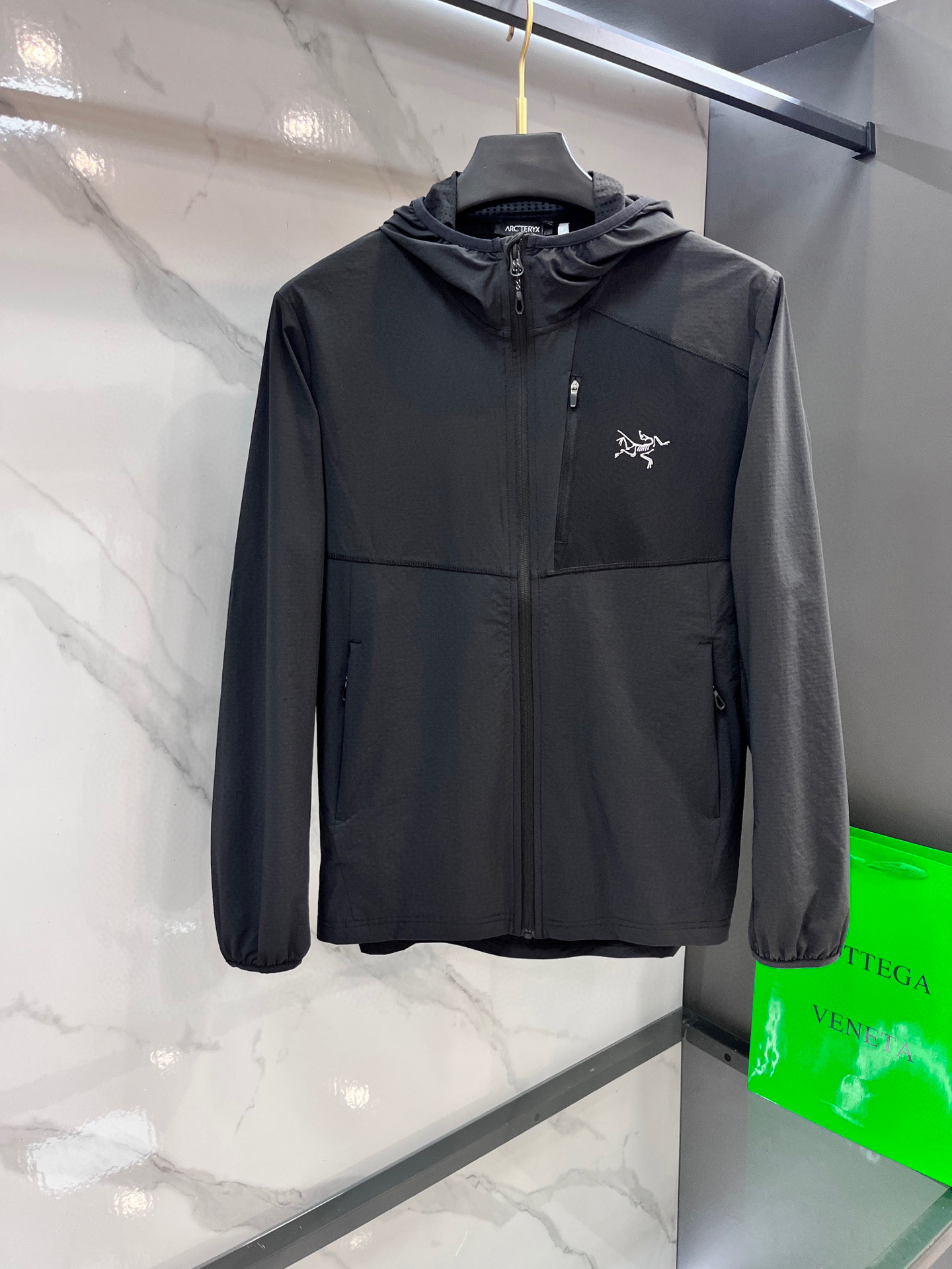 NO:527856,Archaeoptera Bird 2025SS summer new lightweight breathable windproof thin hooded jacket, which can be used as sun protection. It is suitable for urban commuting and outdoor rock climbing. It is windproof and breathable, making the upper body more comfortable. It is compatible with various trendy occasions and outdoor activity series. It is a famous outdoor brand. It is worth recommending. It has a high cost performance.………………………………………………………………………………………………………………………………………………………………………………………………………………………………………………………………………………………………………………………………………………………………………………………………………………………………………………………………………………………………………………………………………………………………………………………………………………………………………………………………………………………………………………………………………………………………………………………………………………………………………………………………………………………………………………………………………………………………………………………………………………………………………………………………………………………………………………………………………19860909始祖鸟 2025SS夏季新款轻量透气防风薄款连帽外套,可当防晒.适用于城市通勤和户外攀岩运动.防风透气,上身更加舒适.兼容各种潮流场合及户外活动系列,作为著名户外的品牌.值得推荐.性价比超高.………………………………………………… SizeM-XXXL,arc'teryx,jackets & coats,hats,alexander wang,Men's clothing