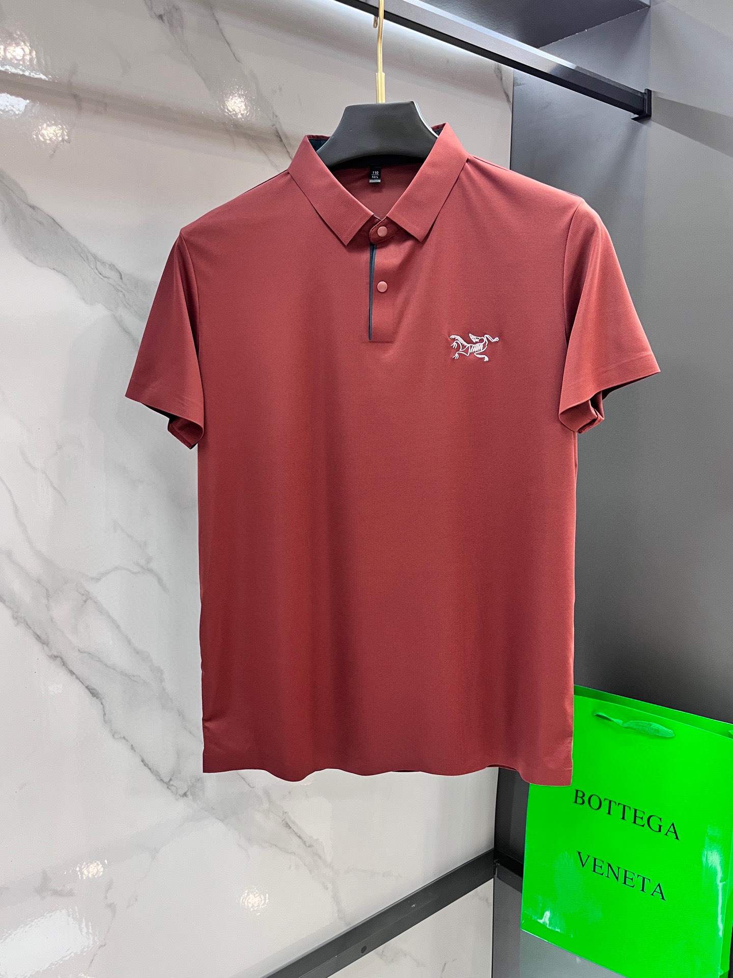 NO:774965,Arc'teryx ARC, TERYX men's short-sleeved ice silk quick-drying polo is this summer's new simple sports and fitness top. Korean imported ice silk quick-drying fabric is super comfortable. The fabric is cool and comfortable to wear. Soft, soft, elastic, quick-drying, breathable, sun-proof, and deodorant. Cool craftsmanship, combined with the fabric's own mesh structure, quick-drying and light material, makes the overall clothes not only trendy but also has stronger quick-drying function and breathability than ordinary quick-drying clothes.  Regarding the texture of this fabric, it has built-in breathable holes and the vertical feel of the fabric is very good. The fabric is flexible and highly elastic and can adapt to a wide range of physical activities. After moisture absorption and perspiration treatment, the fabric has superior performance. When worn close to the body, it can effectively adjust the humidity of the skin surface and keep it dry. It has all basic functions such as quick-drying, breathable and sweat-wicking, and is suitable for sports and leisure, travel, fitness, and running. The three-label washable tag is complete without any regrets!  …………………………………………………… SizeS-XXXL,arc'teryx,T-shirt,19860909始祖鸟ARC,TERYX 男子短袖冰丝速干polo  今年夏季新款简约运动健身上衣 韩国进口冰丝速干面料 超级舒适 面料采穿起来凉嗖嗖的,特别舒服. 轻柔、软弹、速干、透气、防晒、防臭 炫酷工艺,结合面料自带的网眼结构,速干轻薄材质 让衣服整体不但具有潮流 还具备比普通速干衣,更强大的速干功能和透气性能 对于这个面料的质感,自带的透气孔,面料垂直感非常好 面料柔韧高弹,能适应大幅度的身体活动；经过吸湿排汗处理,使面料具有优越的性能,在贴身穿着时能有效的调节皮肤表面的湿度,保持干爽.速干透气排汗等基础功能全部俱全,适合运动休闲、旅行、健身、跑步 三标水洗吊牌齐全没有一丝遗憾 ！ …………………………………………………… SizeS-XXXL,arc'teryx,T-shirt,,Men's clothing