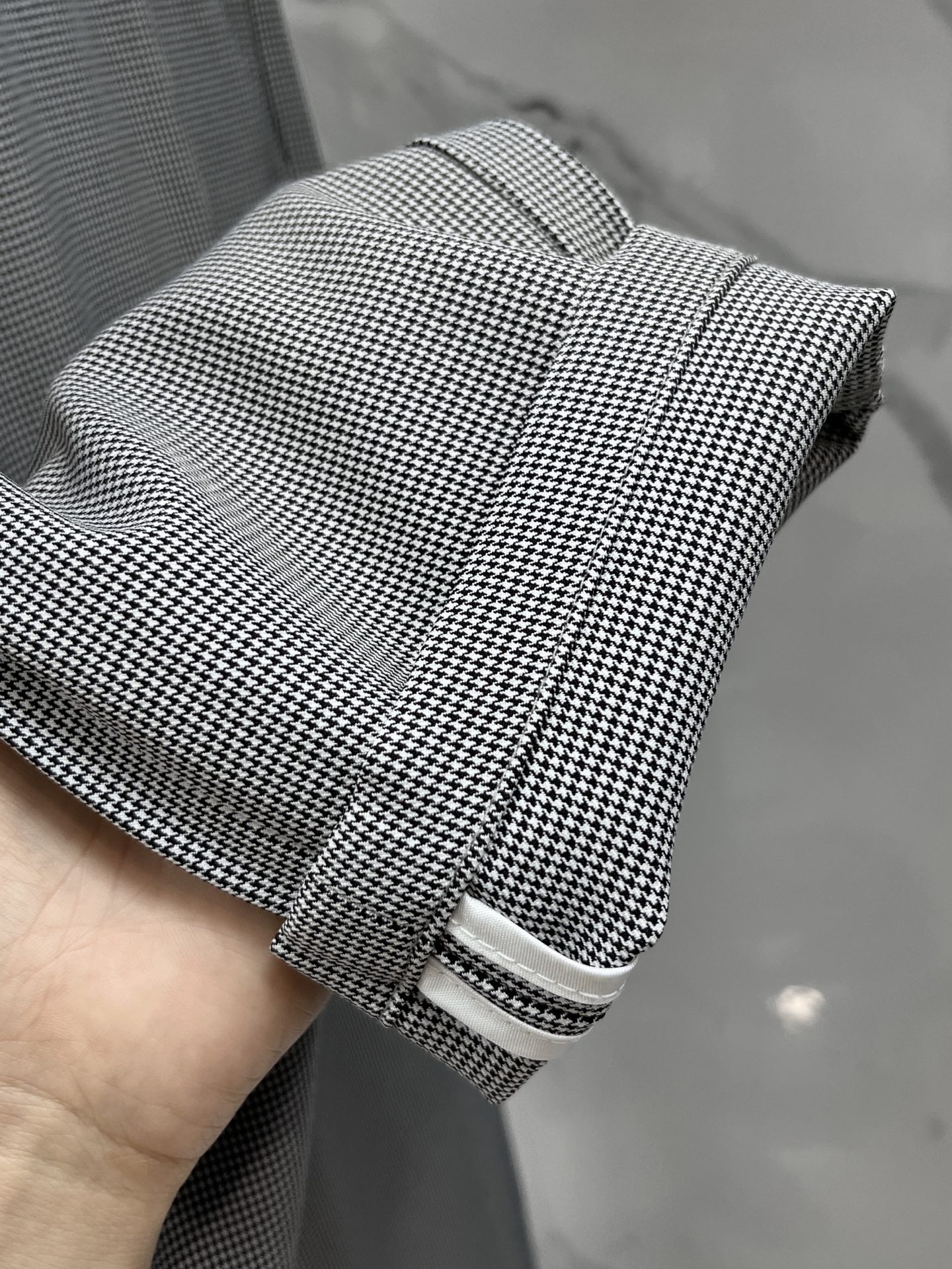 迪奥 2025SS早春新品薄款重工休闲裤👖，进口优质水洗弹力面料，上身舒适透气有弹力，客供五金辅料装饰，